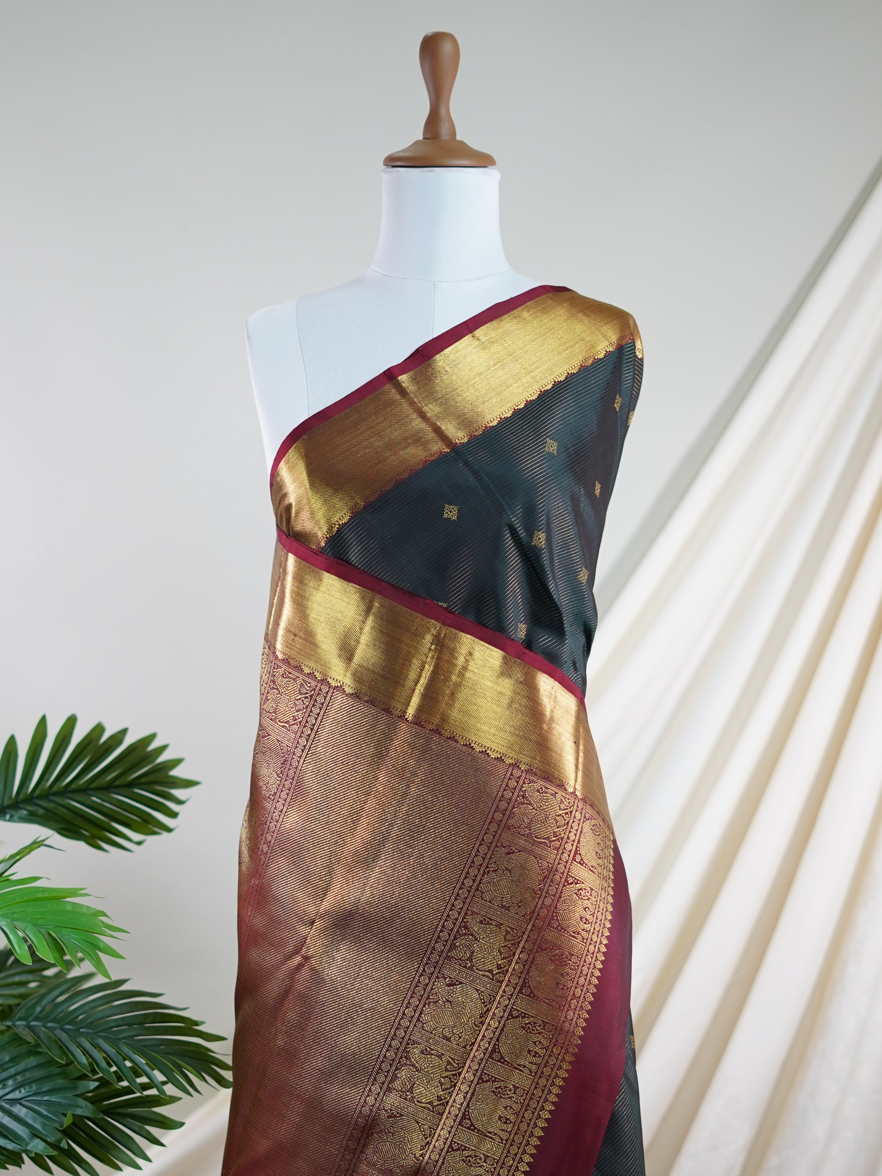 Kanchipuram Silk Green 100% Pure Silk  - Manoranjitham Weaves - Handloom Store
