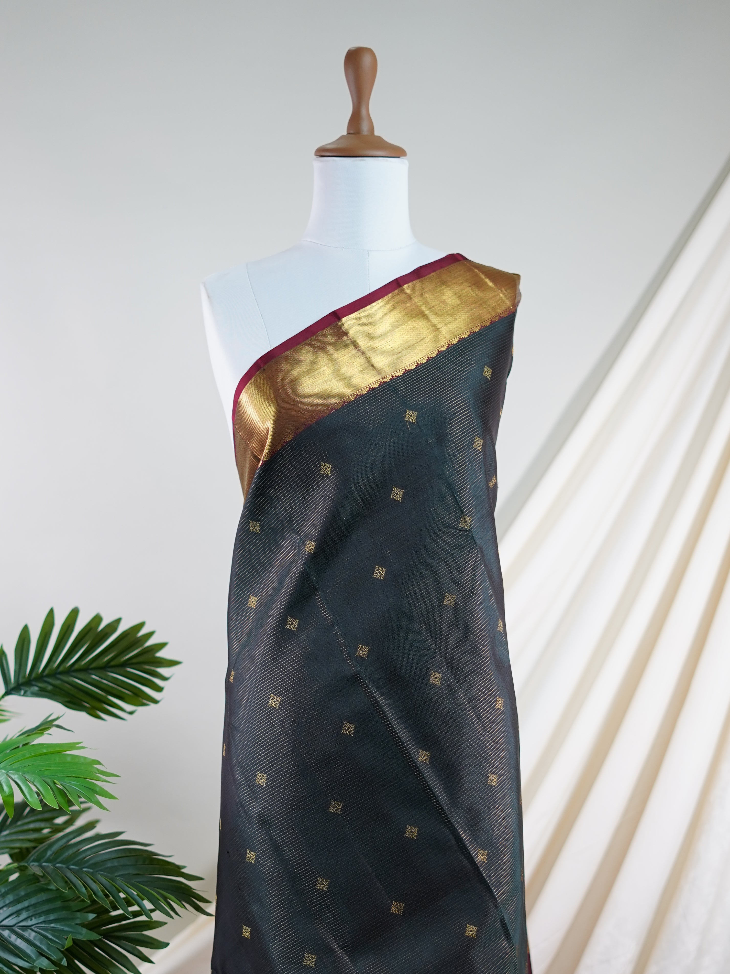 Kanchipuram Silk Green 100% Pure Silk  - Manoranjitham Weaves - Handloom Store