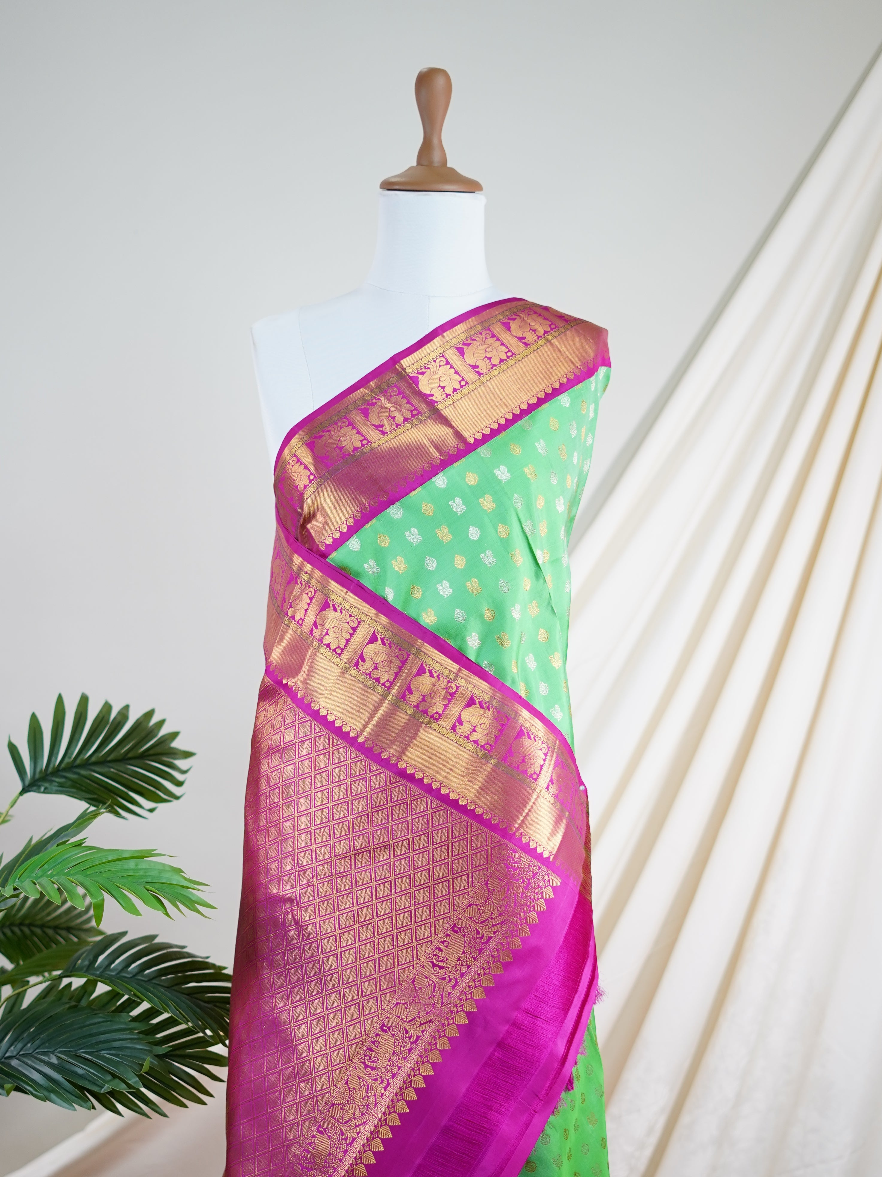 Kanchipuram Silk Green 100% Pure Silk  - Manoranjitham Weaves - Handloom Store