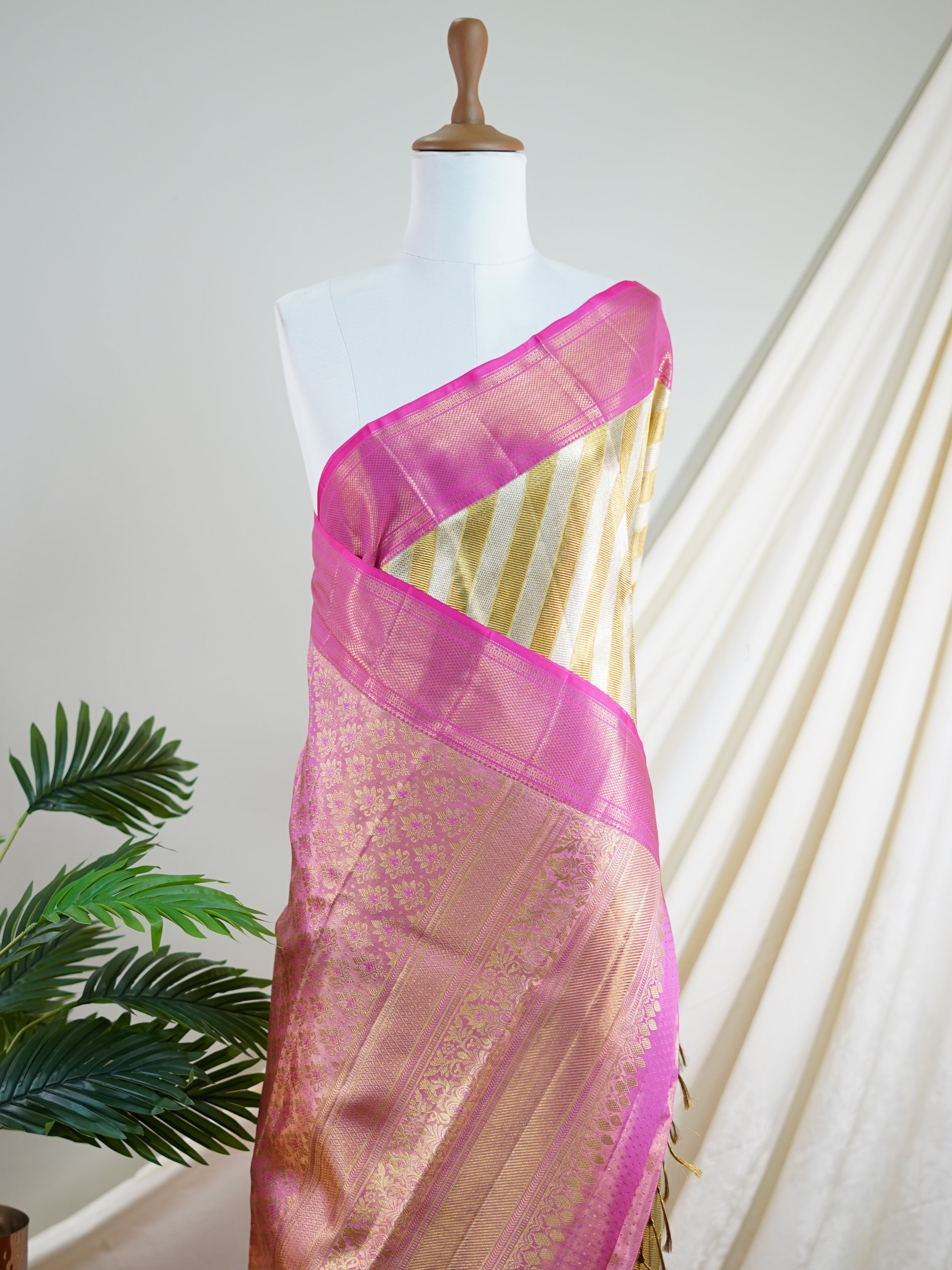 Kanchipuram Silk Gold And Silver tissu 100% Pure Silk  - Manoranjitham Weaves - Handloom Store