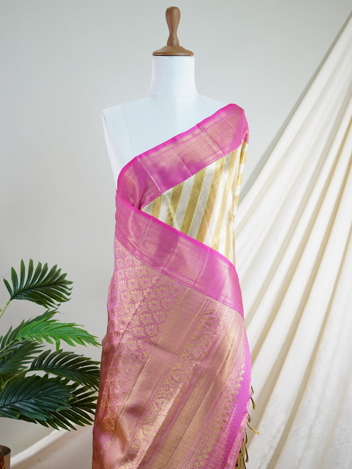 Kanchipuram Silk Gold And Silver tissu 100% Pure Silk  - Manoranjitham Weaves - Handloom Store