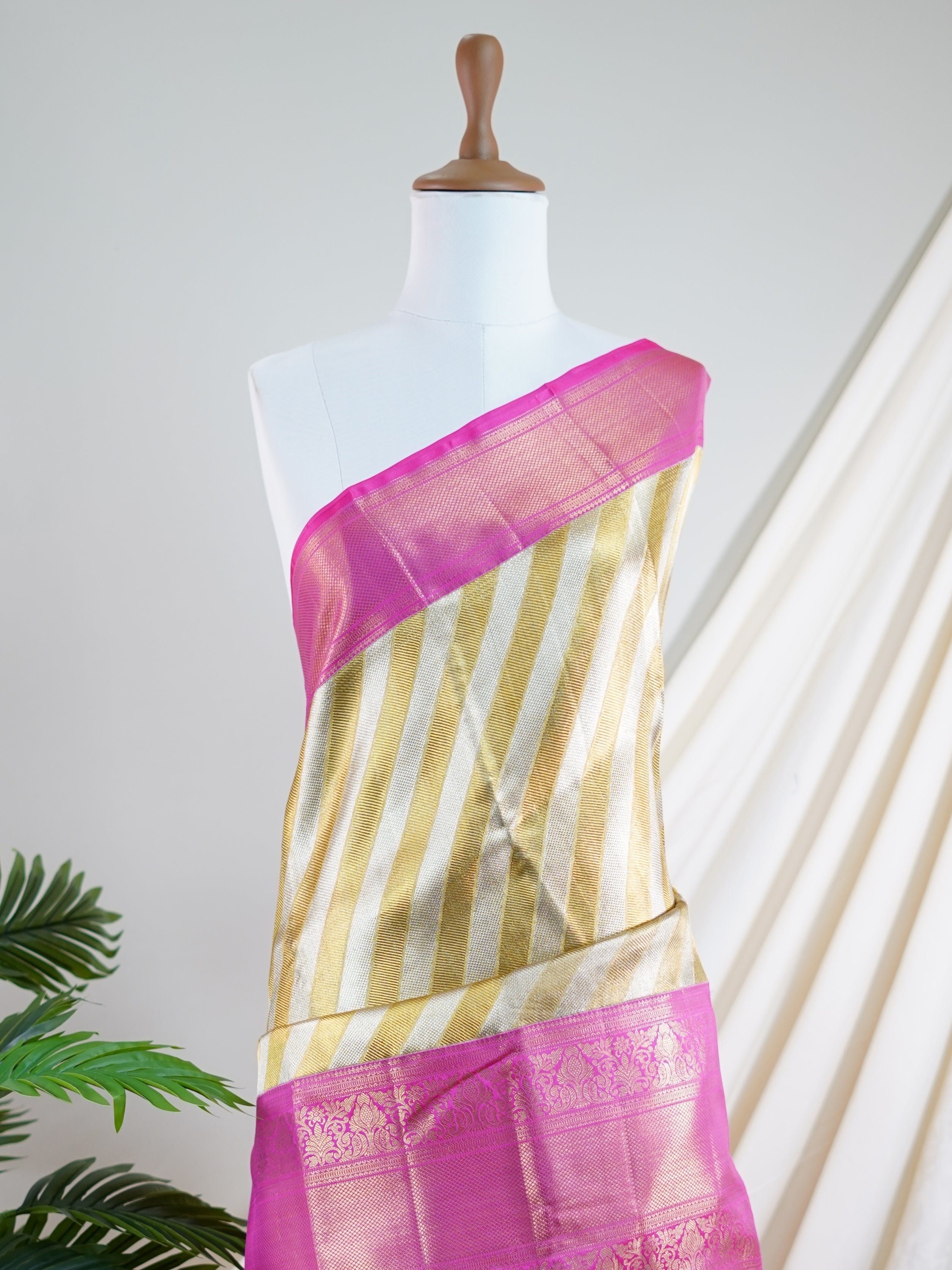Kanchipuram Silk Gold And Silver tissu 100% Pure Silk  - Manoranjitham Weaves - Handloom Store