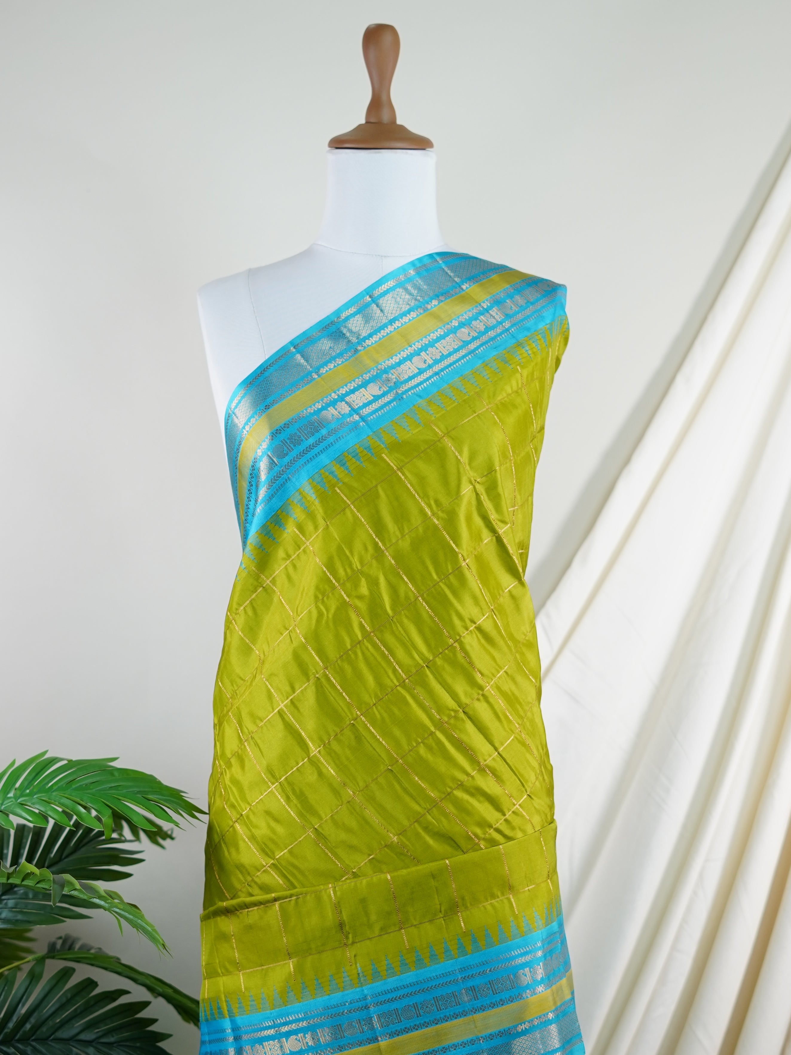 Gadwal Silk Green 100% Pure Silk  - Manoranjitham Weaves - Handloom Store