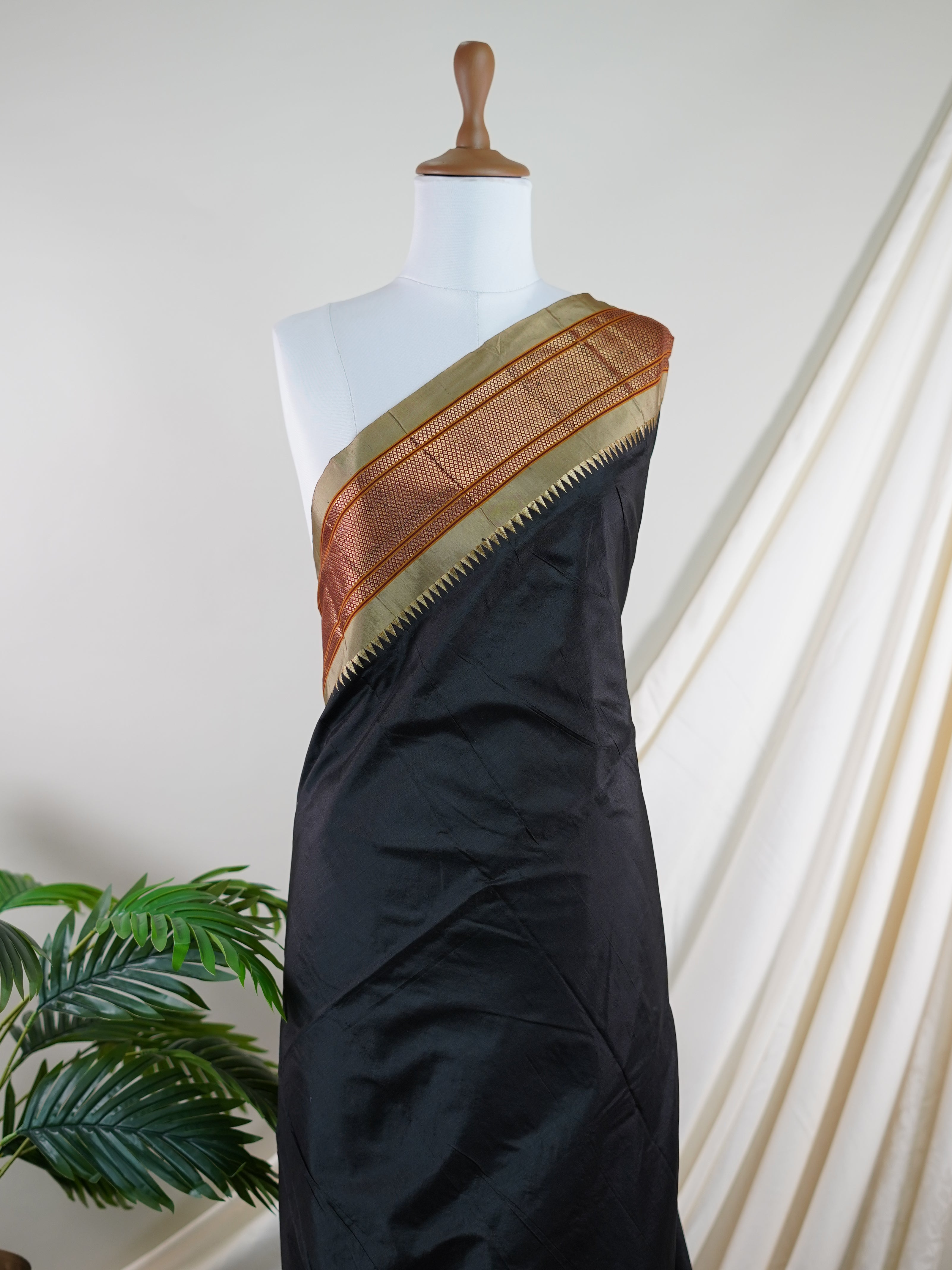 Narayanpet Black 100% Pure Silk  - Manoranjitham Weaves - Handloom Store