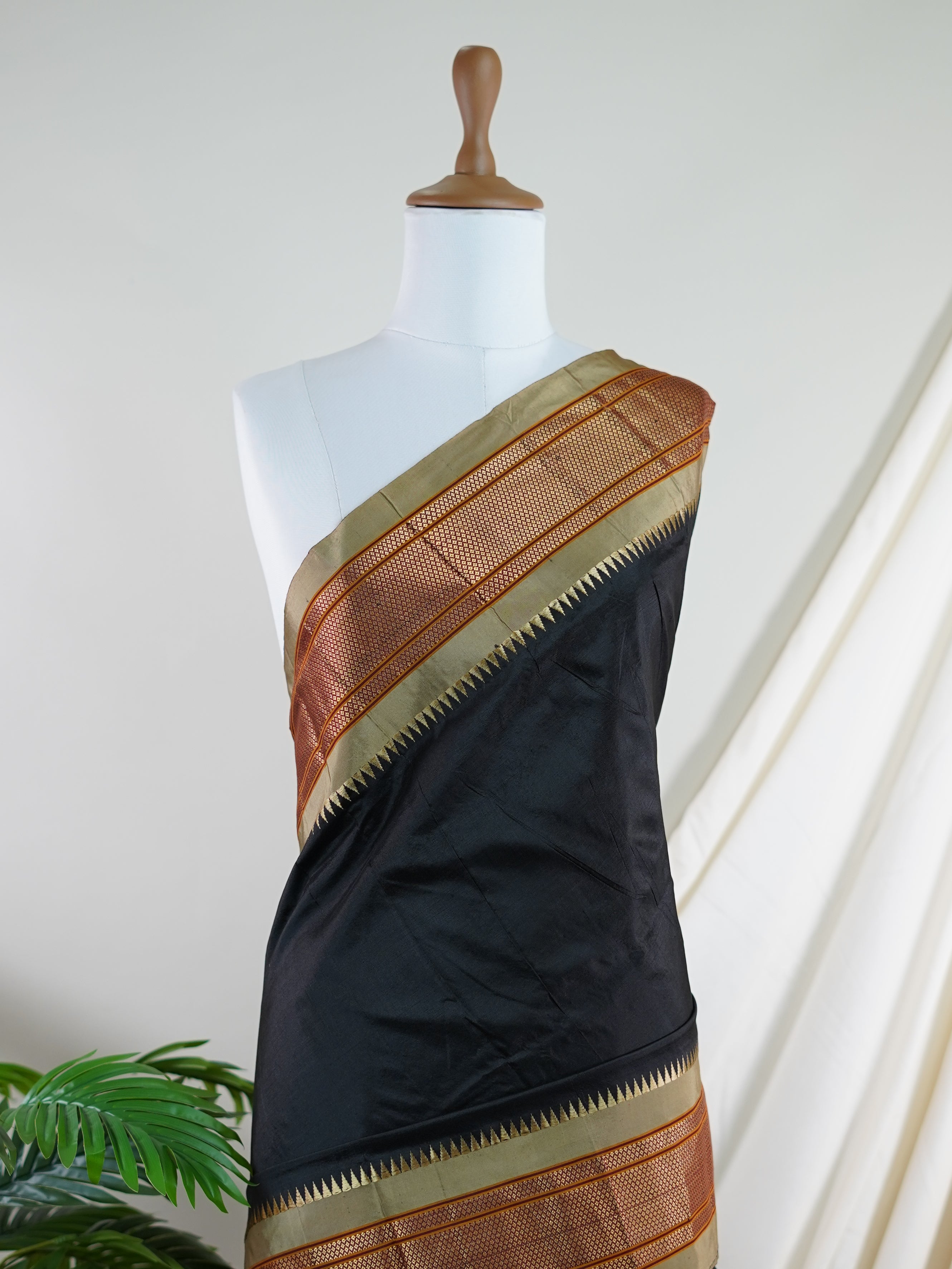 Narayanpet Black 100% Pure Silk  - Manoranjitham Weaves - Handloom Store