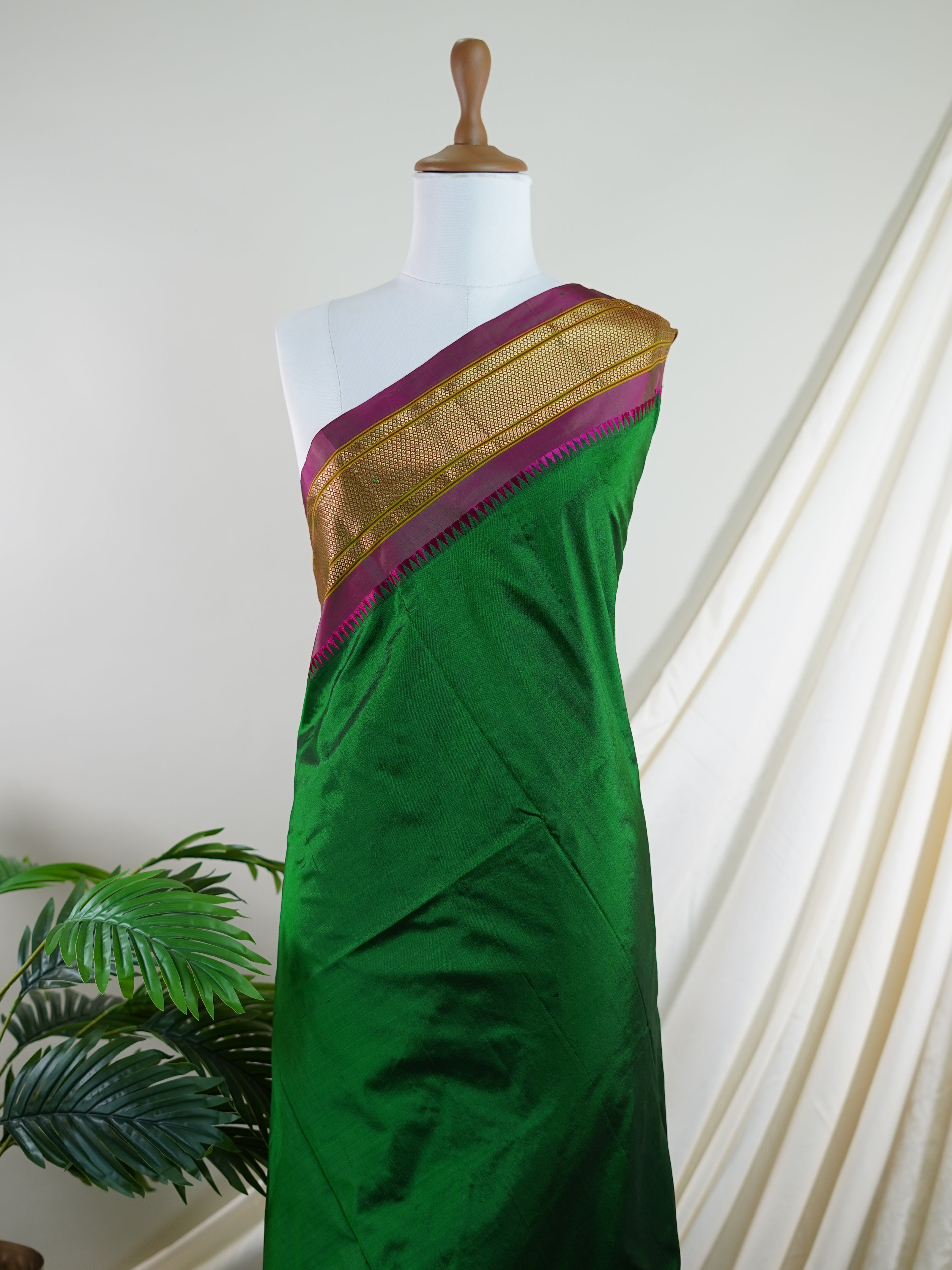 Narayanpet Bottle Green 100% Pure Silk  - Manoranjitham Weaves - Handloom Store