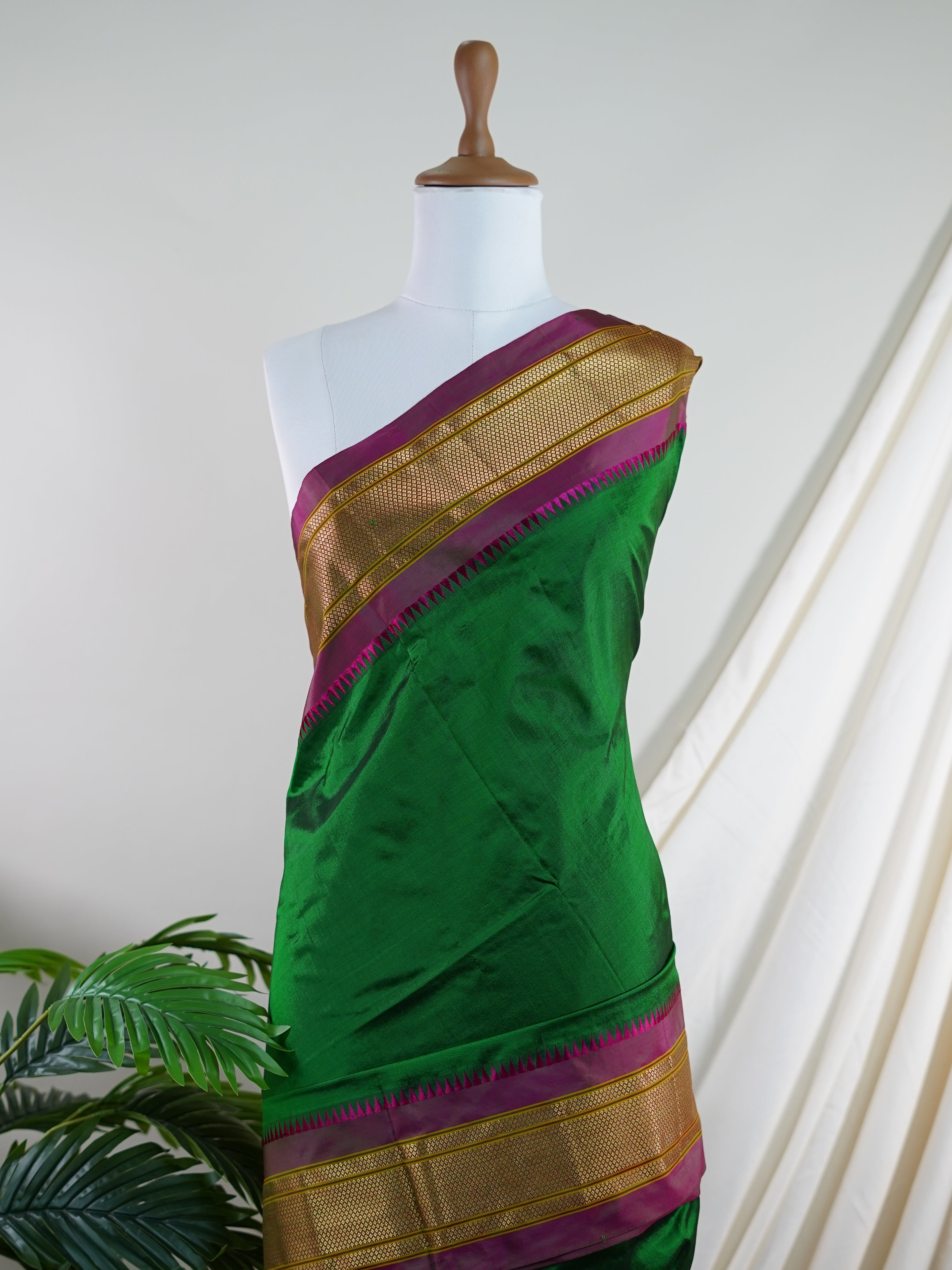 Narayanpet Bottle Green 100% Pure Silk  - Manoranjitham Weaves - Handloom Store