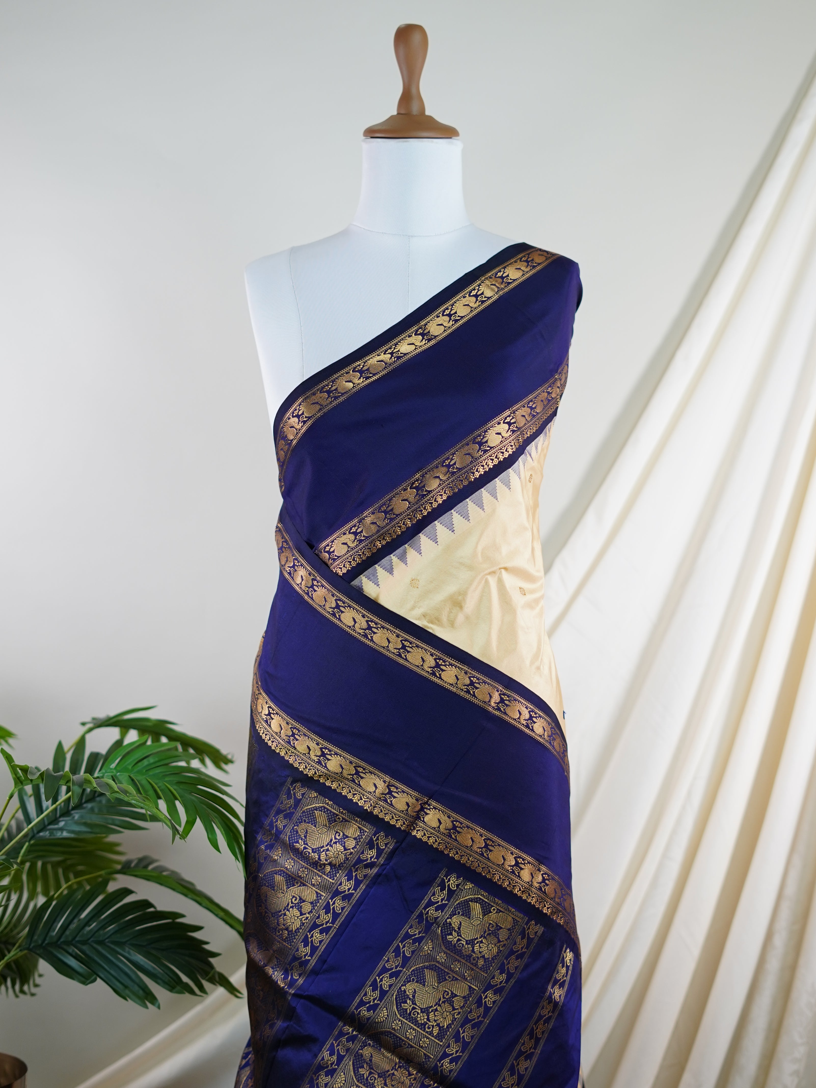 Narayanpet Cream 100% Pure Silk  - Manoranjitham Weaves - Handloom Store