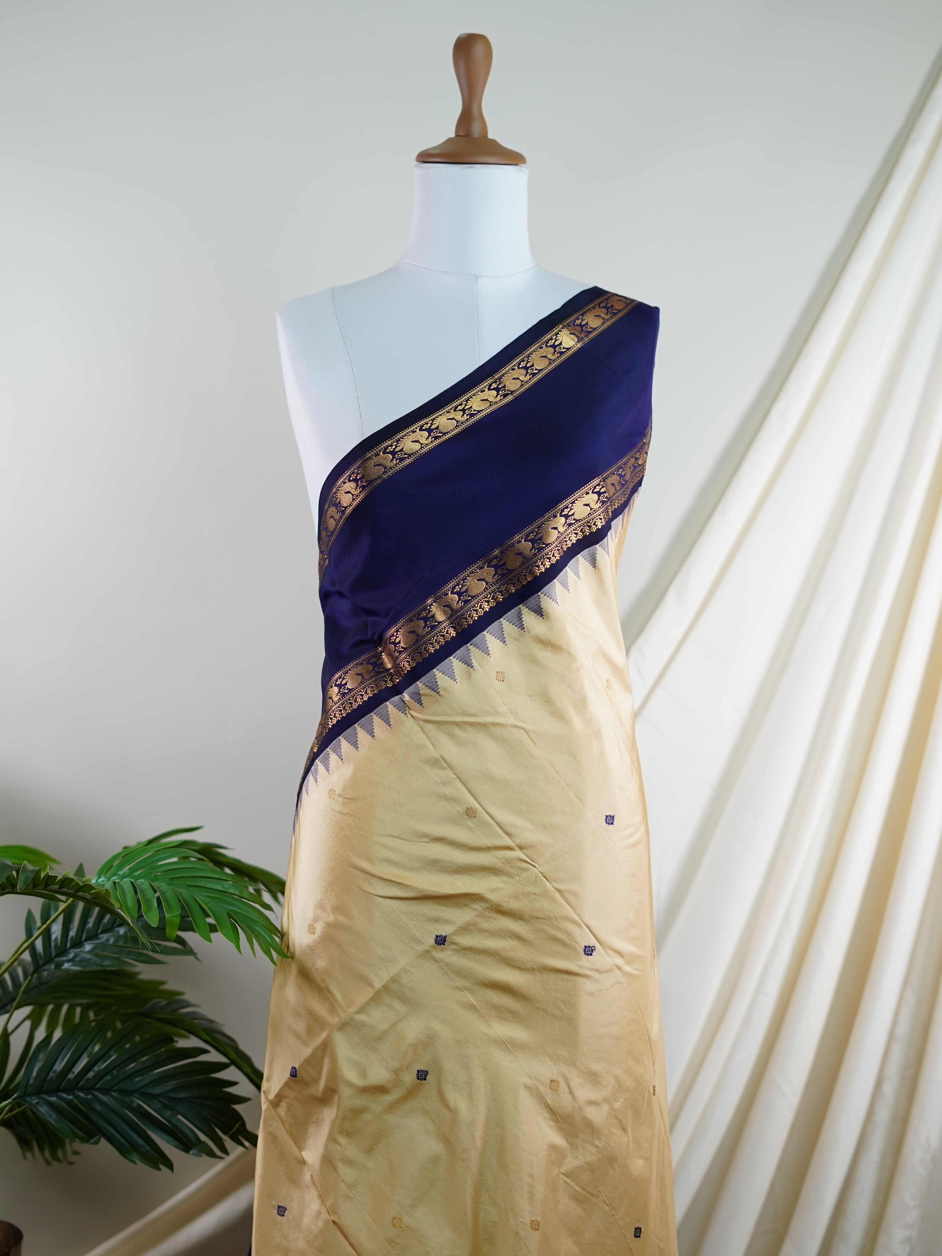 Narayanpet Cream 100% Pure Silk  - Manoranjitham Weaves - Handloom Store