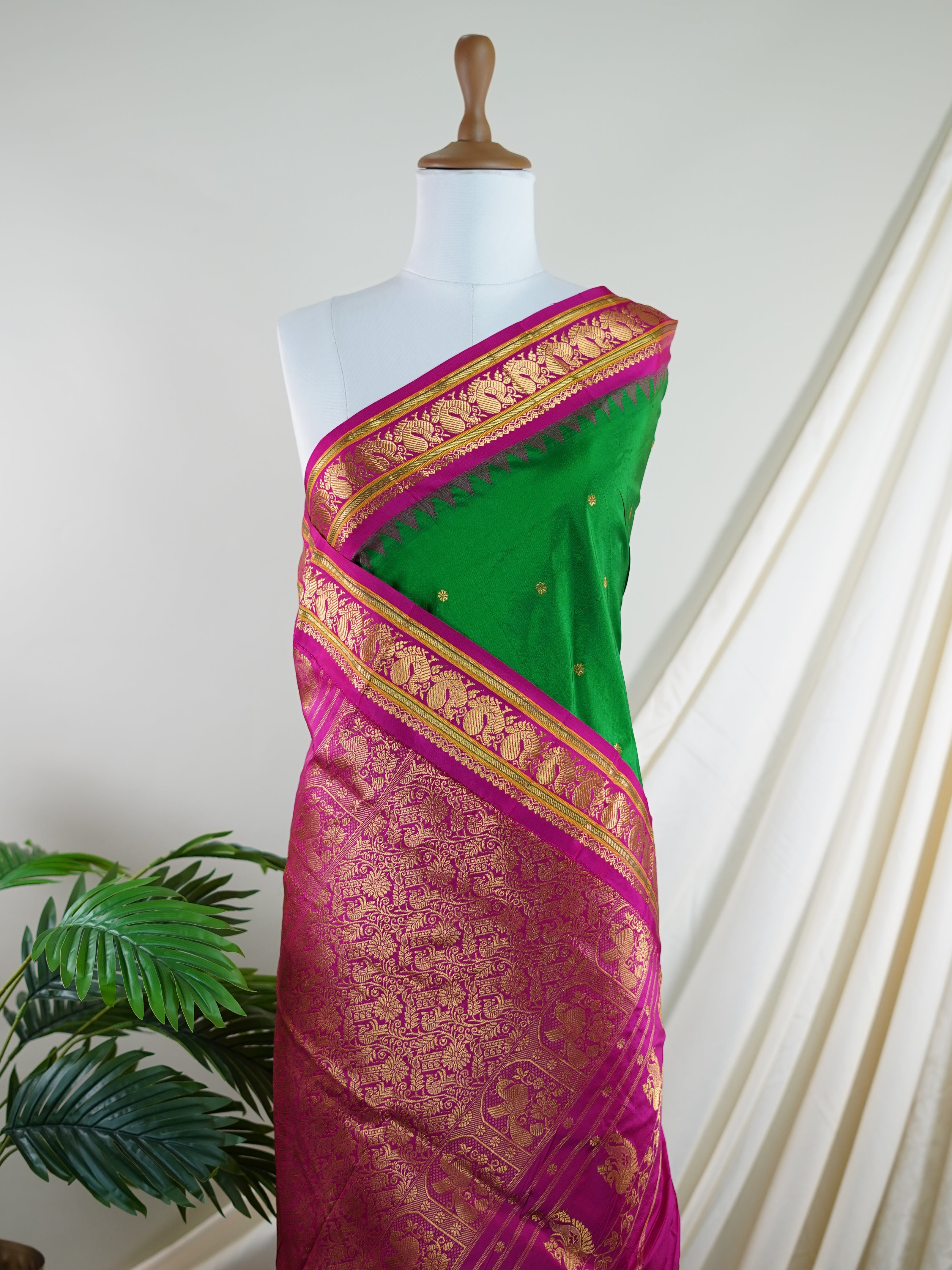 Narayanpet Green 100% Pure Silk  - Manoranjitham Weaves - Handloom Store