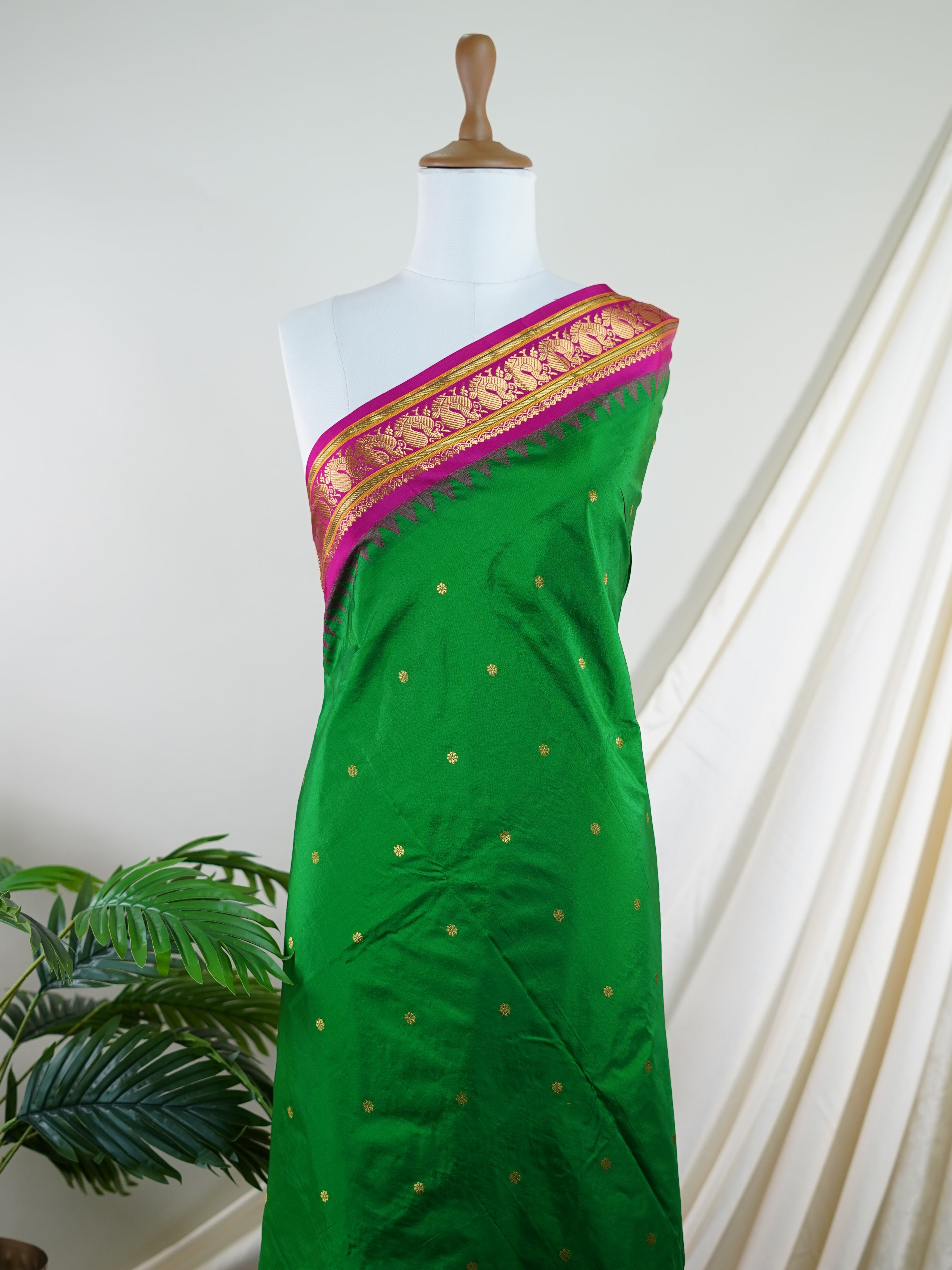 Narayanpet Green 100% Pure Silk  - Manoranjitham Weaves - Handloom Store