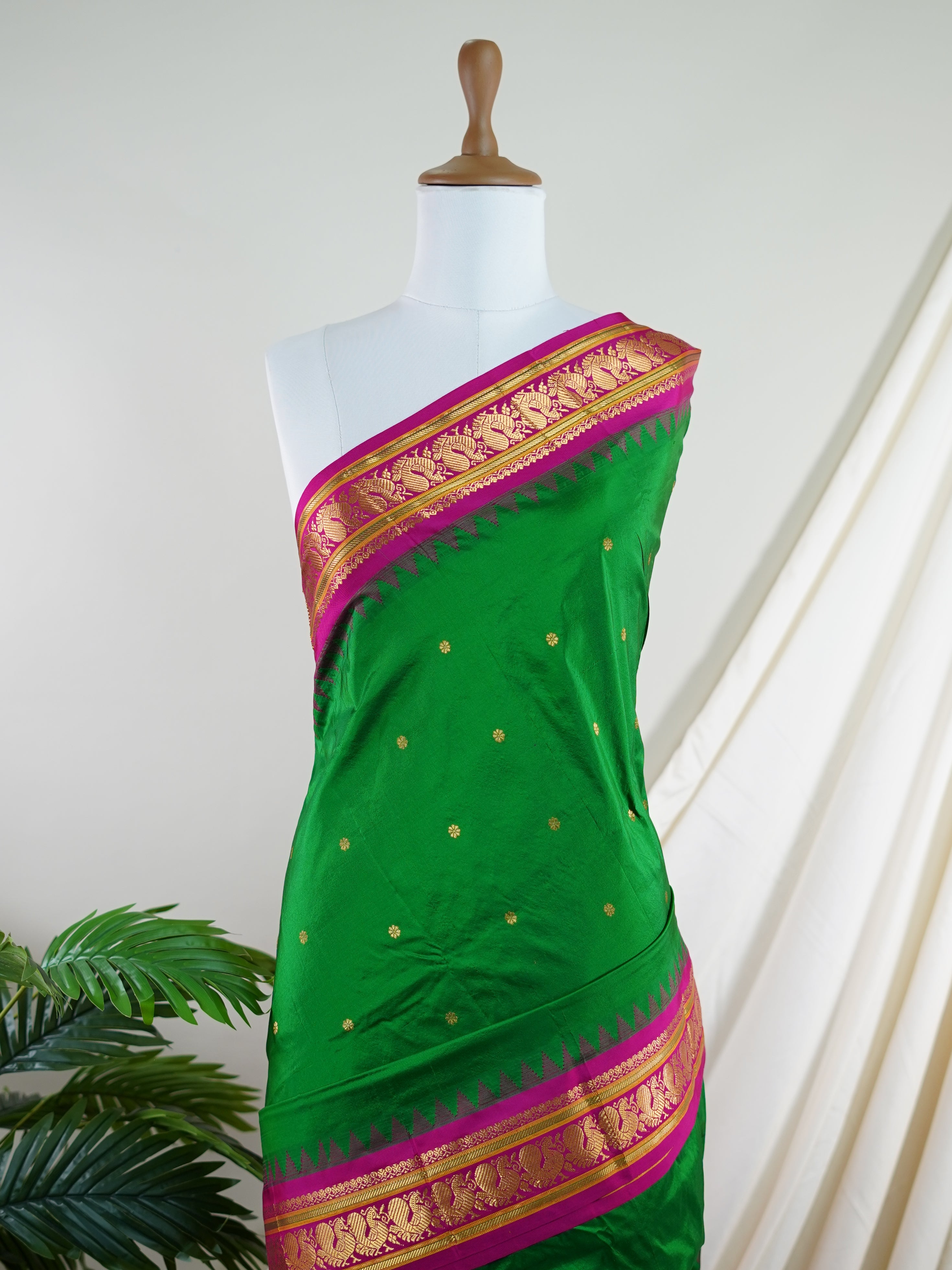 Narayanpet Green 100% Pure Silk  - Manoranjitham Weaves - Handloom Store