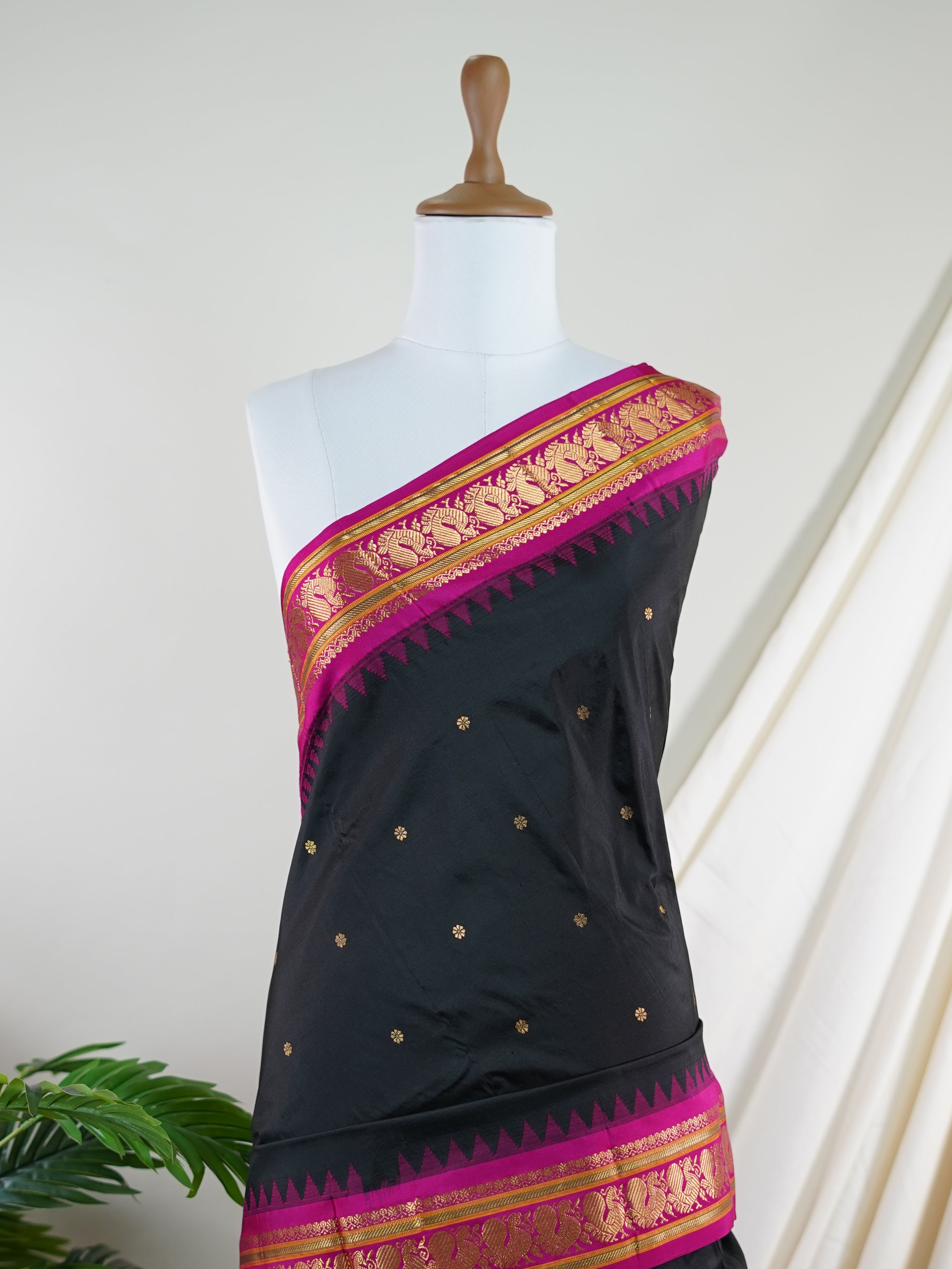 Narayanpet Black 100% Pure Silk  - Manoranjitham Weaves - Handloom Store