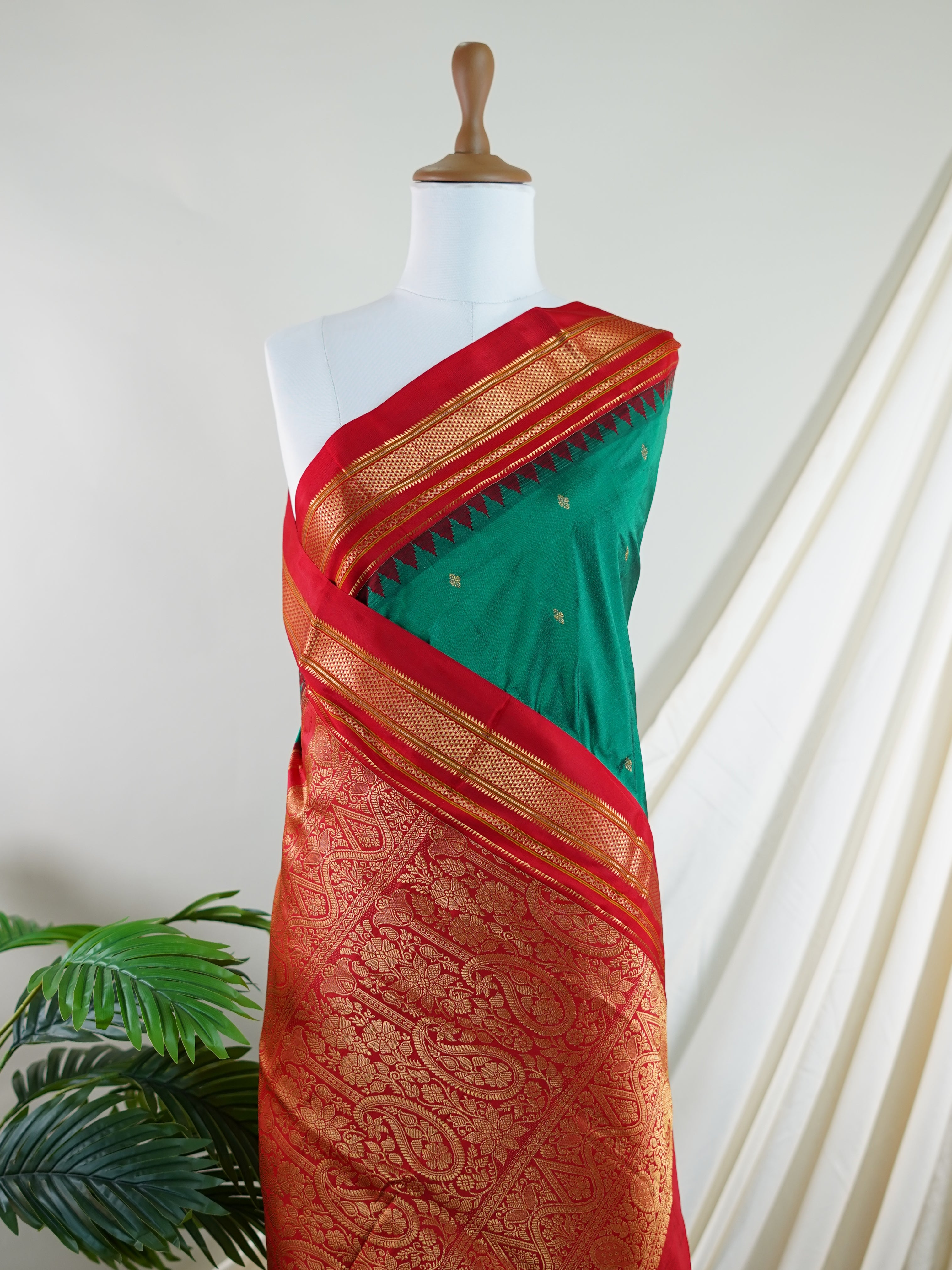Narayanpet Green 100% Pure Silk  - Manoranjitham Weaves - Handloom Store