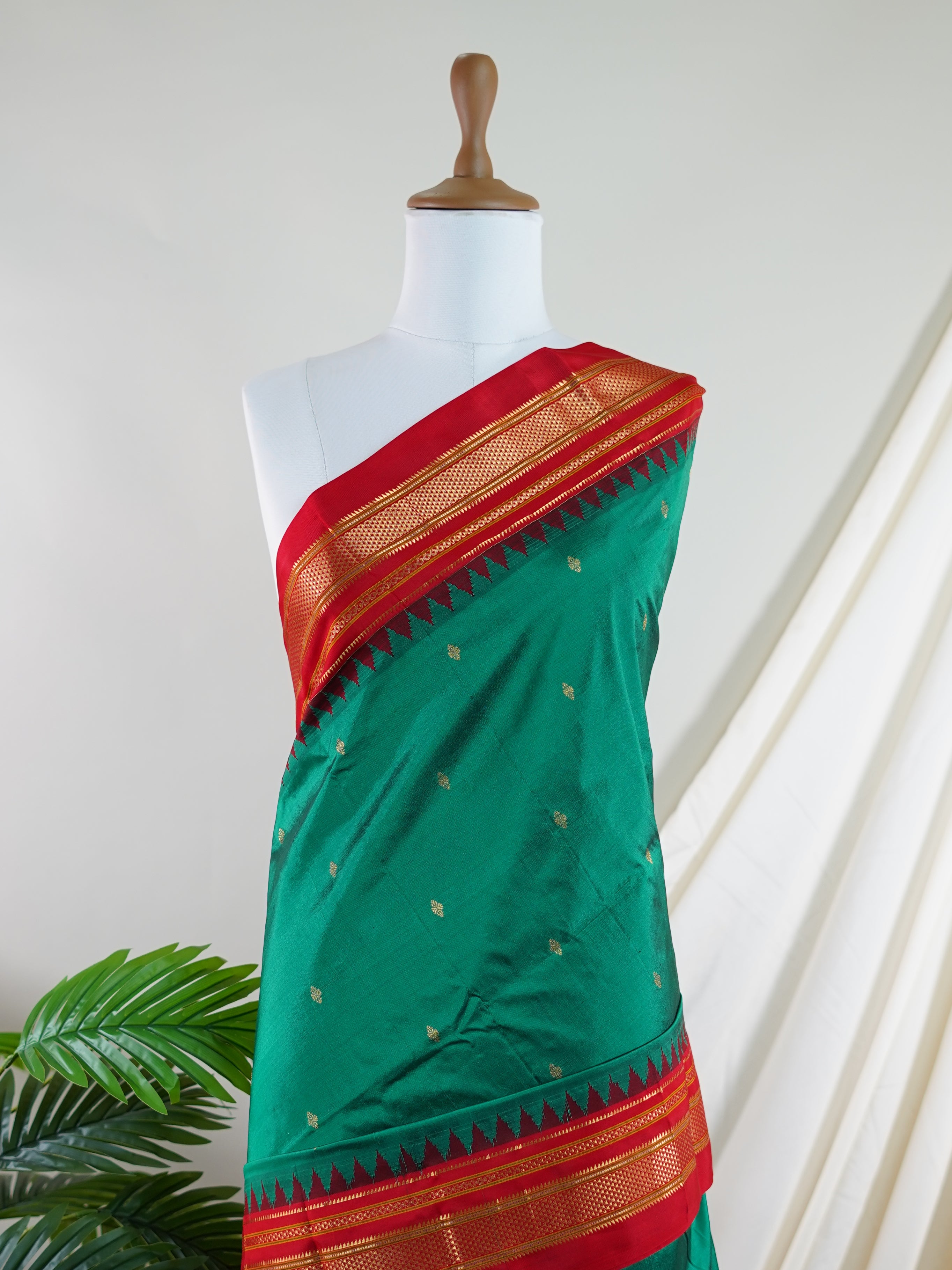 Narayanpet Green 100% Pure Silk  - Manoranjitham Weaves - Handloom Store