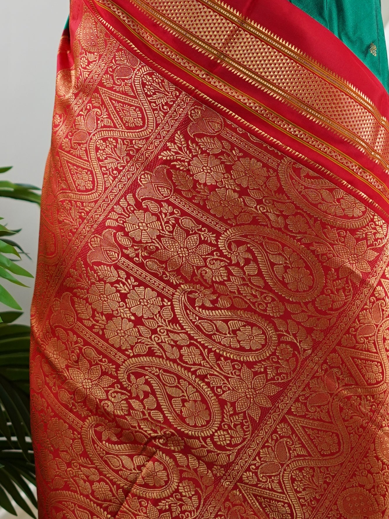 Narayanpet Green 100% Pure Silk  - Manoranjitham Weaves - Handloom Store