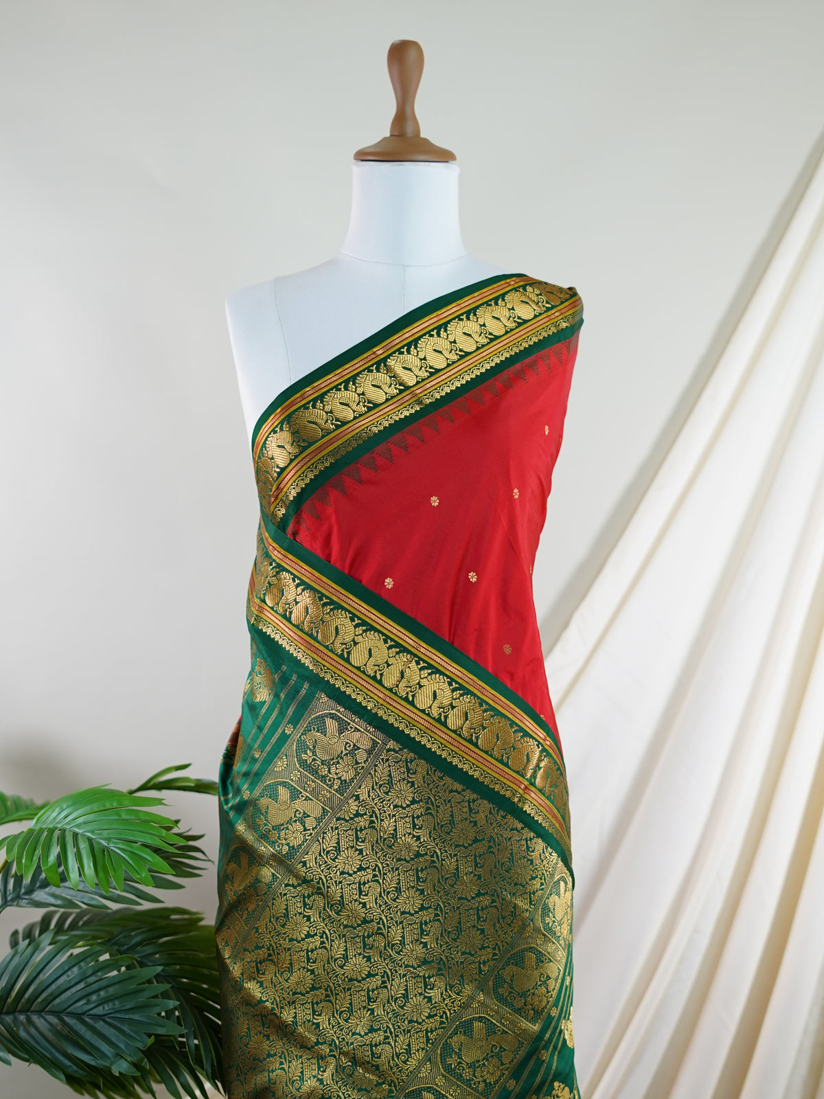 Narayanpet Red 100% Pure Silk  - Manoranjitham Weaves - Handloom Store