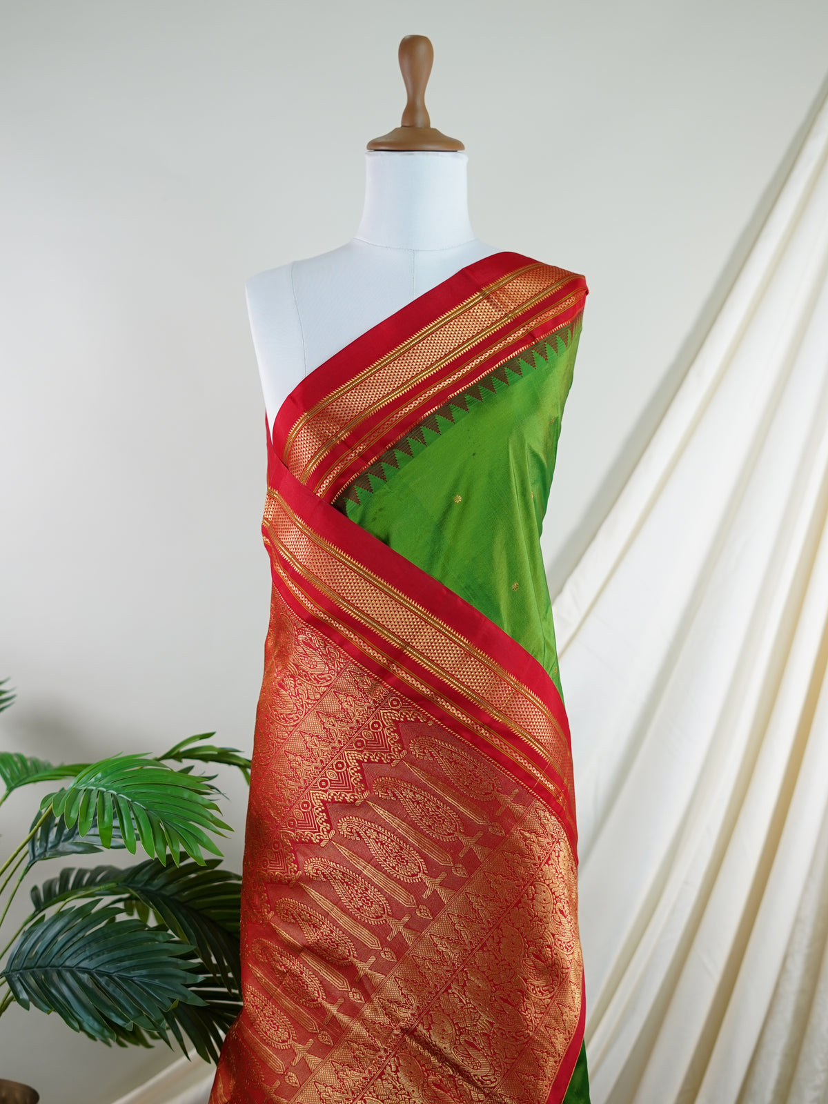 Narayanpet Green 100% Pure Silk  - Manoranjitham Weaves - Handloom Store