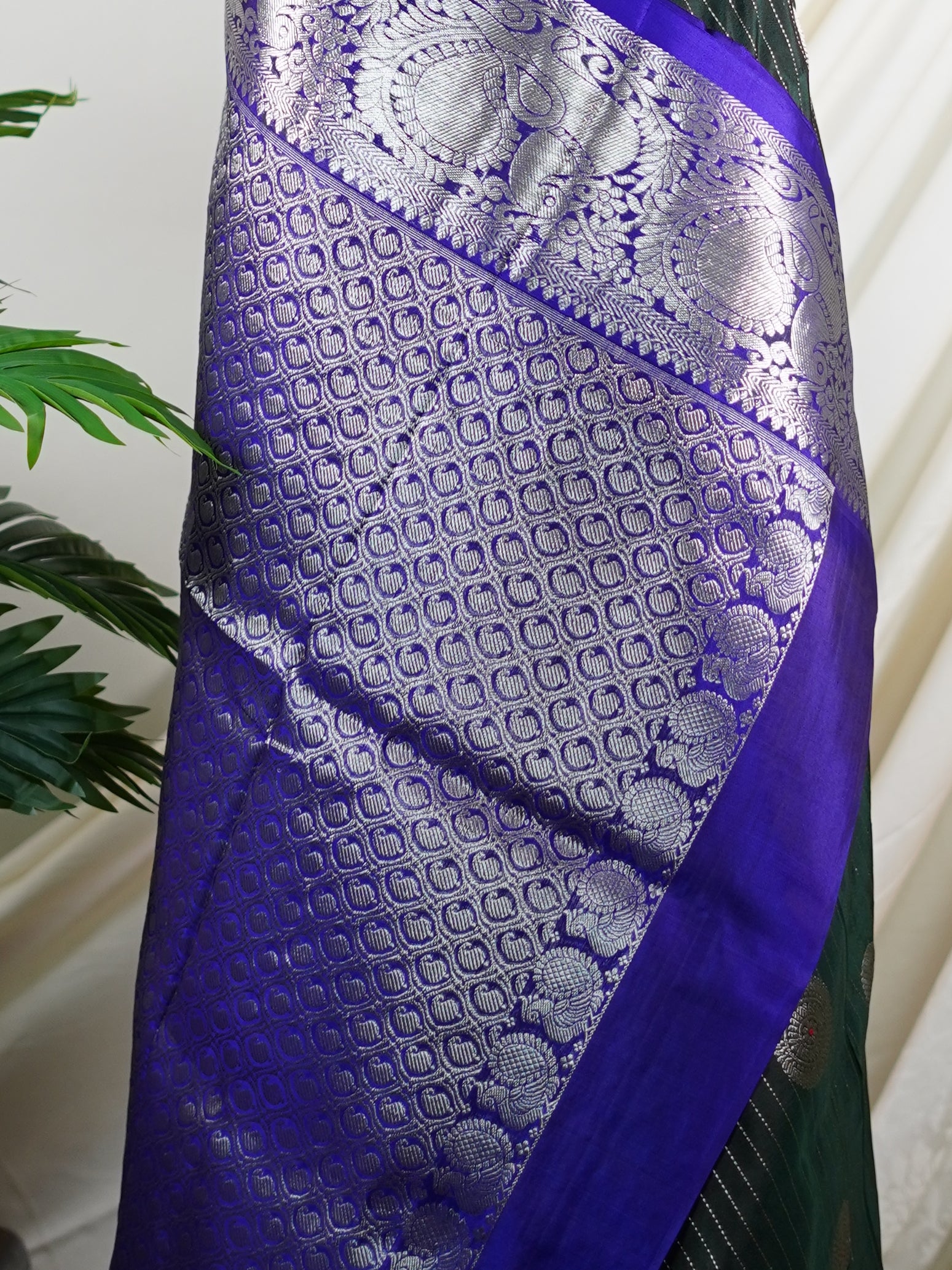 Venkatagiri Silk Bottle green 100% Pure Silk  - Manoranjitham Weaves - Handloom Store