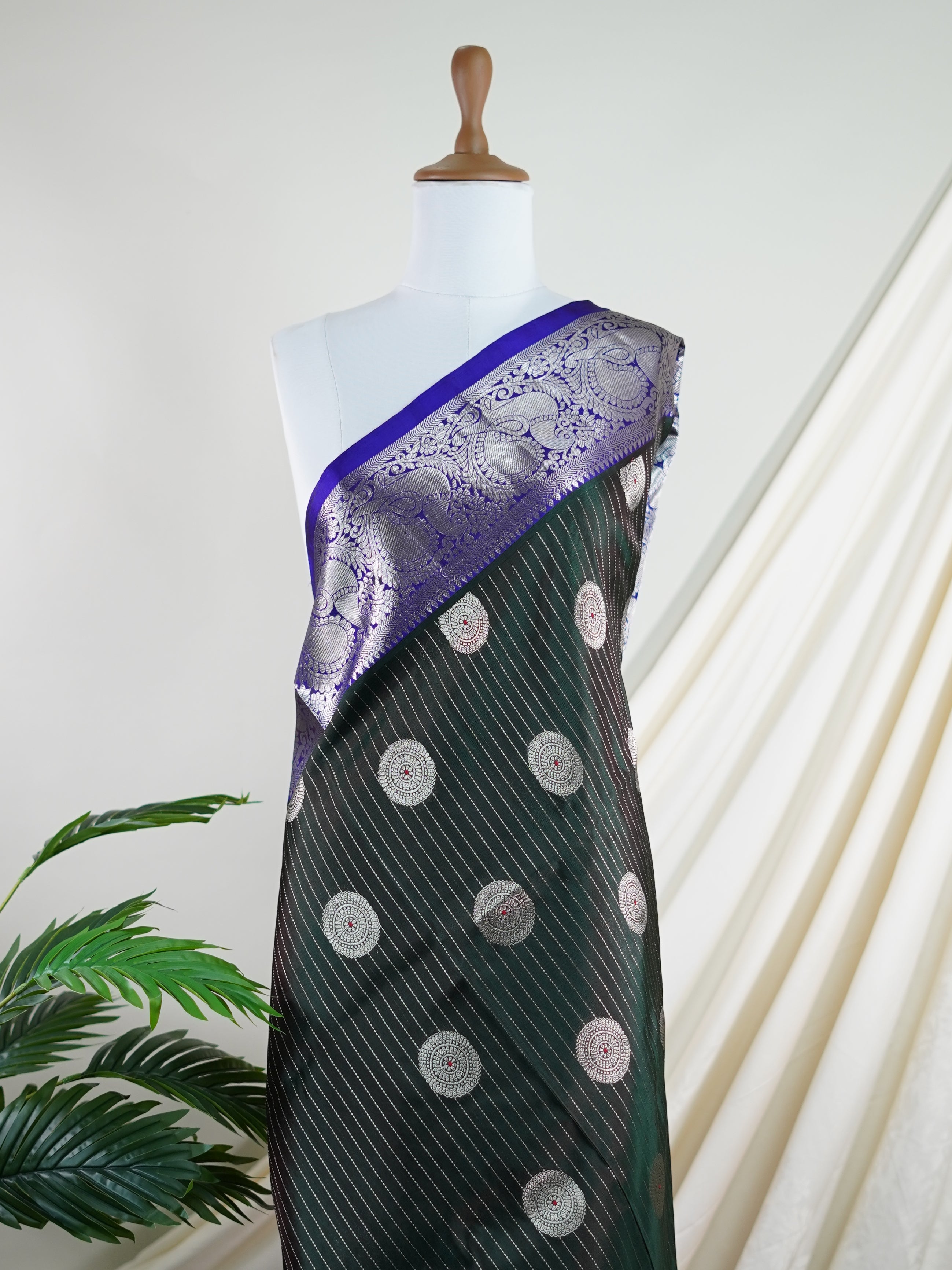 Venkatagiri Silk Bottle green 100% Pure Silk  - Manoranjitham Weaves - Handloom Store