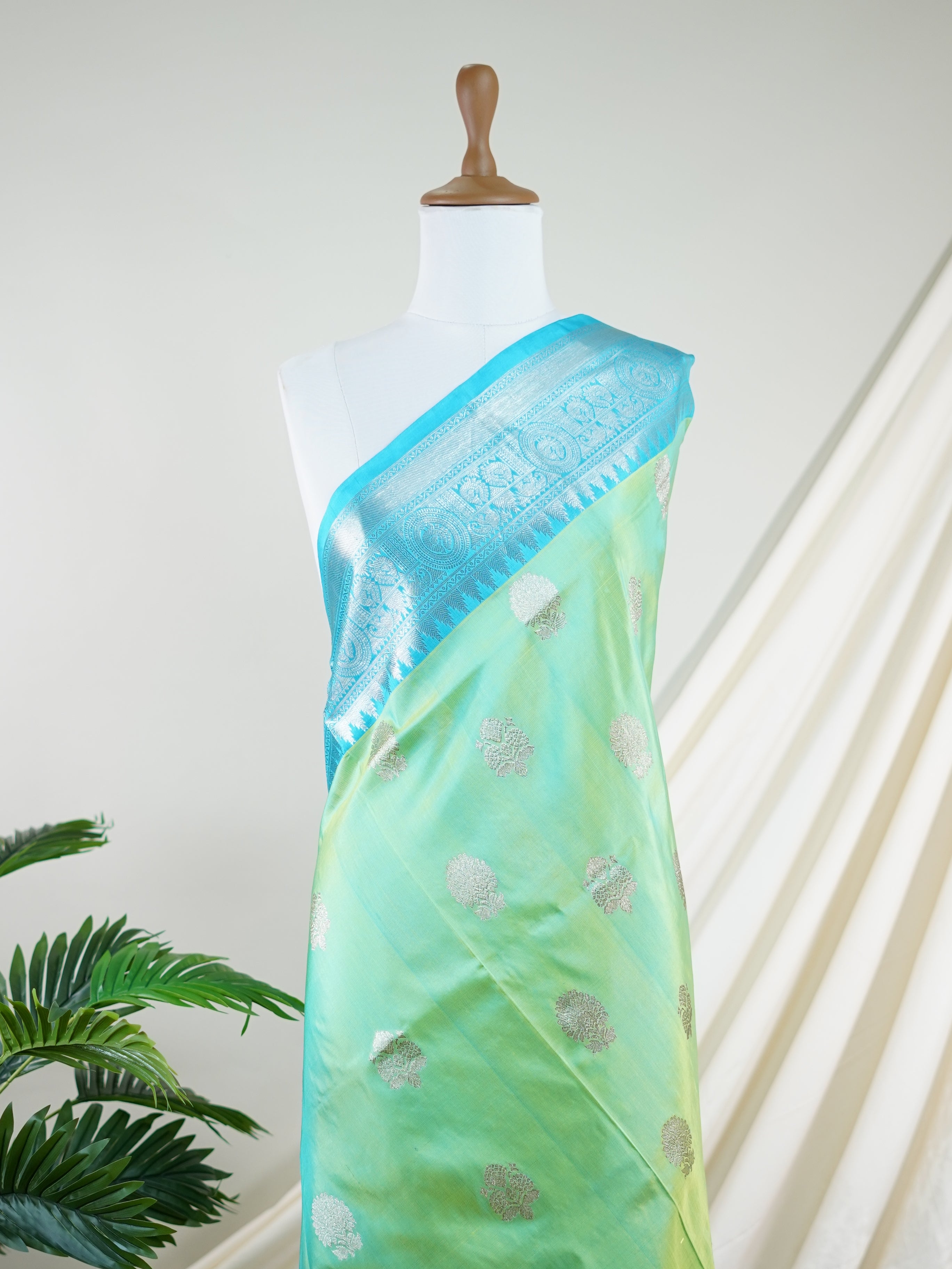 Venkatagiri Silk Freen 100% Pure Silk  - Manoranjitham Weaves - Handloom Store