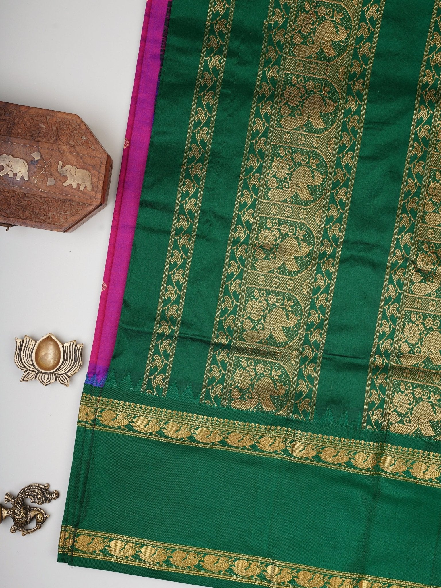 Narayanpet Megenta 100% Pure Silk  Manoranjitham Weaves - Handloom Store