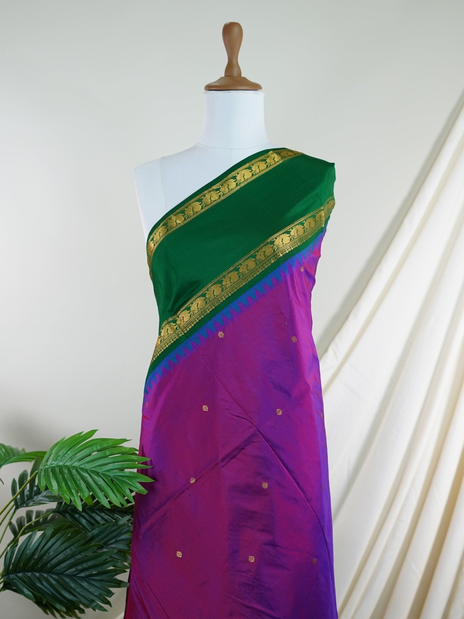 Narayanpet Megenta 100% Pure Silk  - Manoranjitham Weaves - Handloom Store