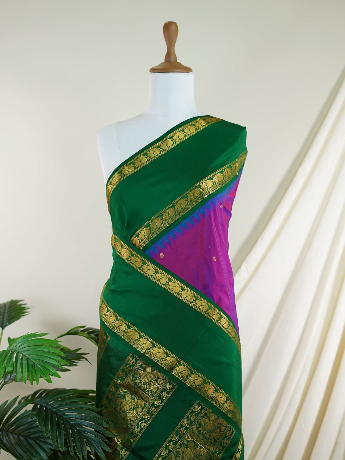 Narayanpet Megenta 100% Pure Silk  - Manoranjitham Weaves - Handloom Store
