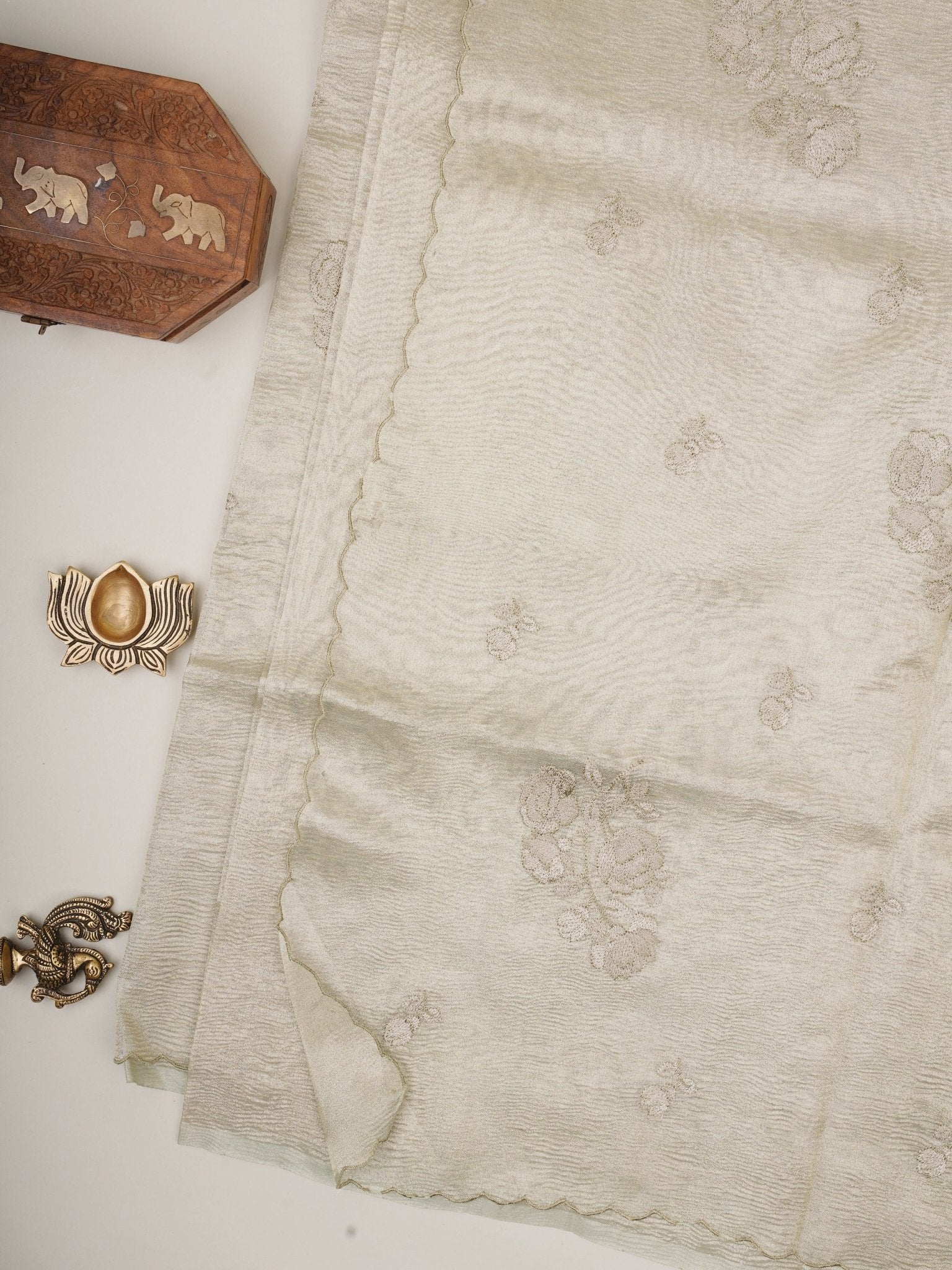 Crush tissue Silver Semi Crush Tissue - Manoranjitham Weaves - Handloom Store