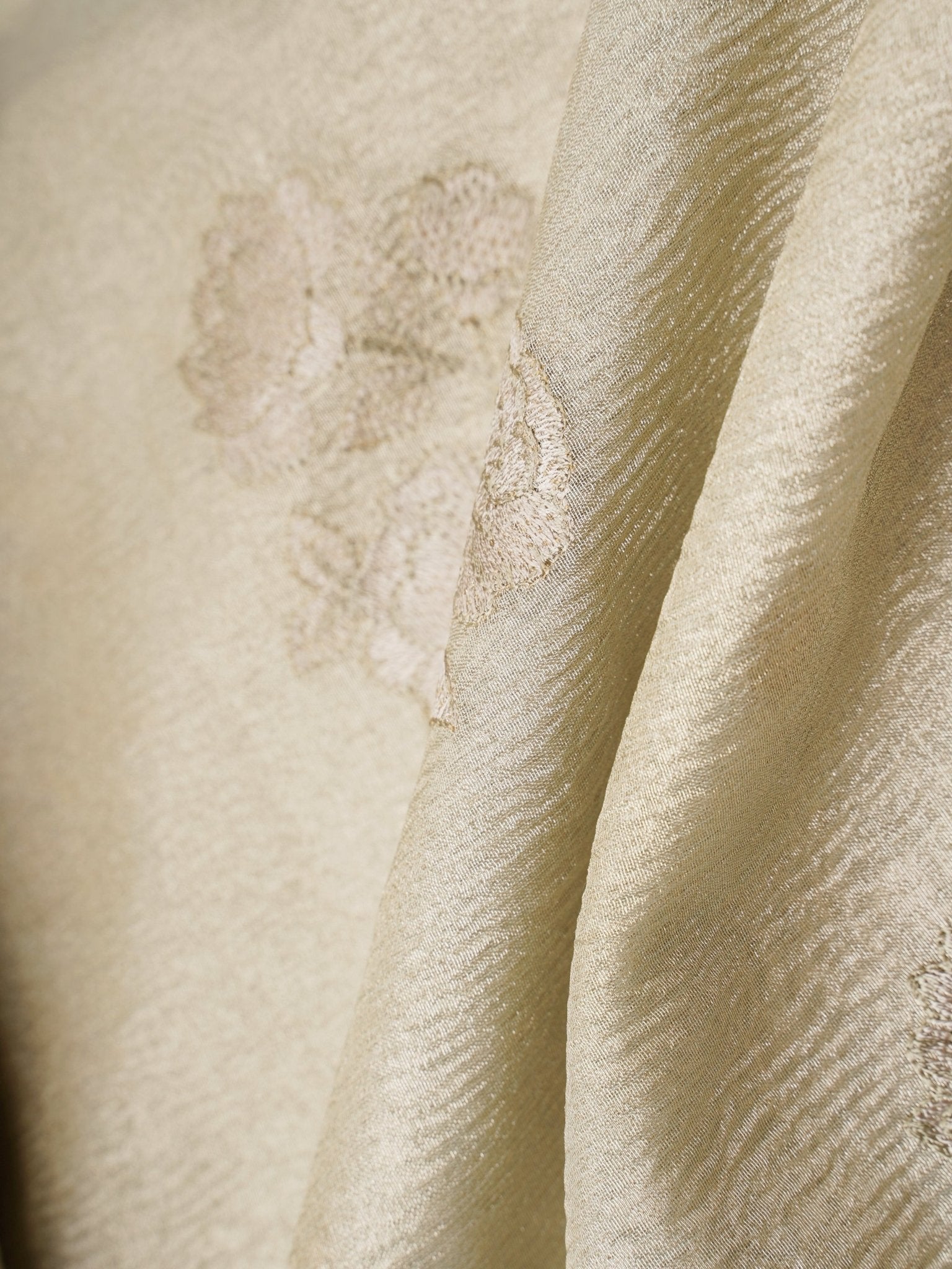 Crush tissue Silver Semi Crush Tissue - Manoranjitham Weaves - Handloom Store