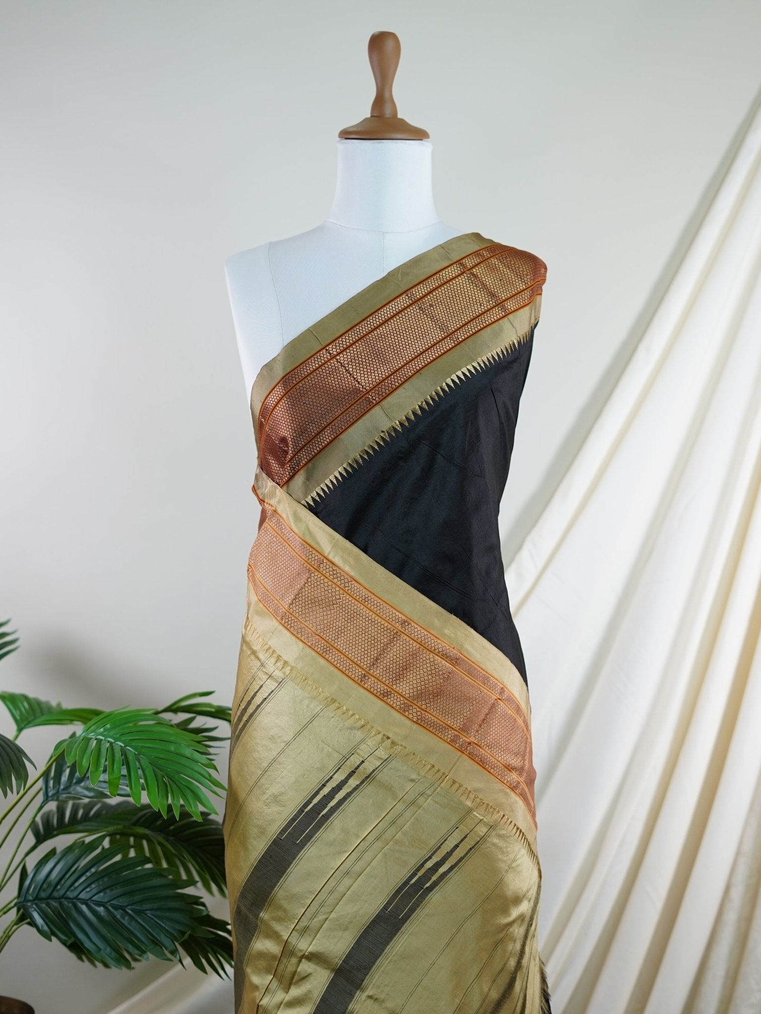 Narayanpet Black 100% Pure Silk  - Manoranjitham Weaves - Handloom Store