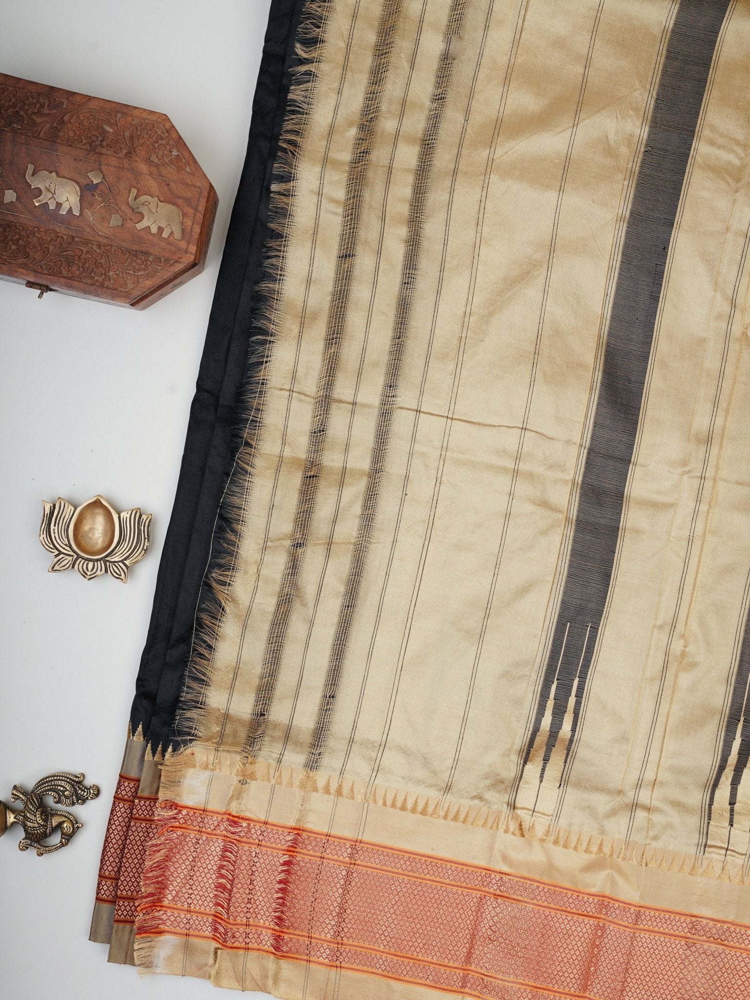 Narayanpet Black 100% Pure Silk  Manoranjitham Weaves - Handloom Store