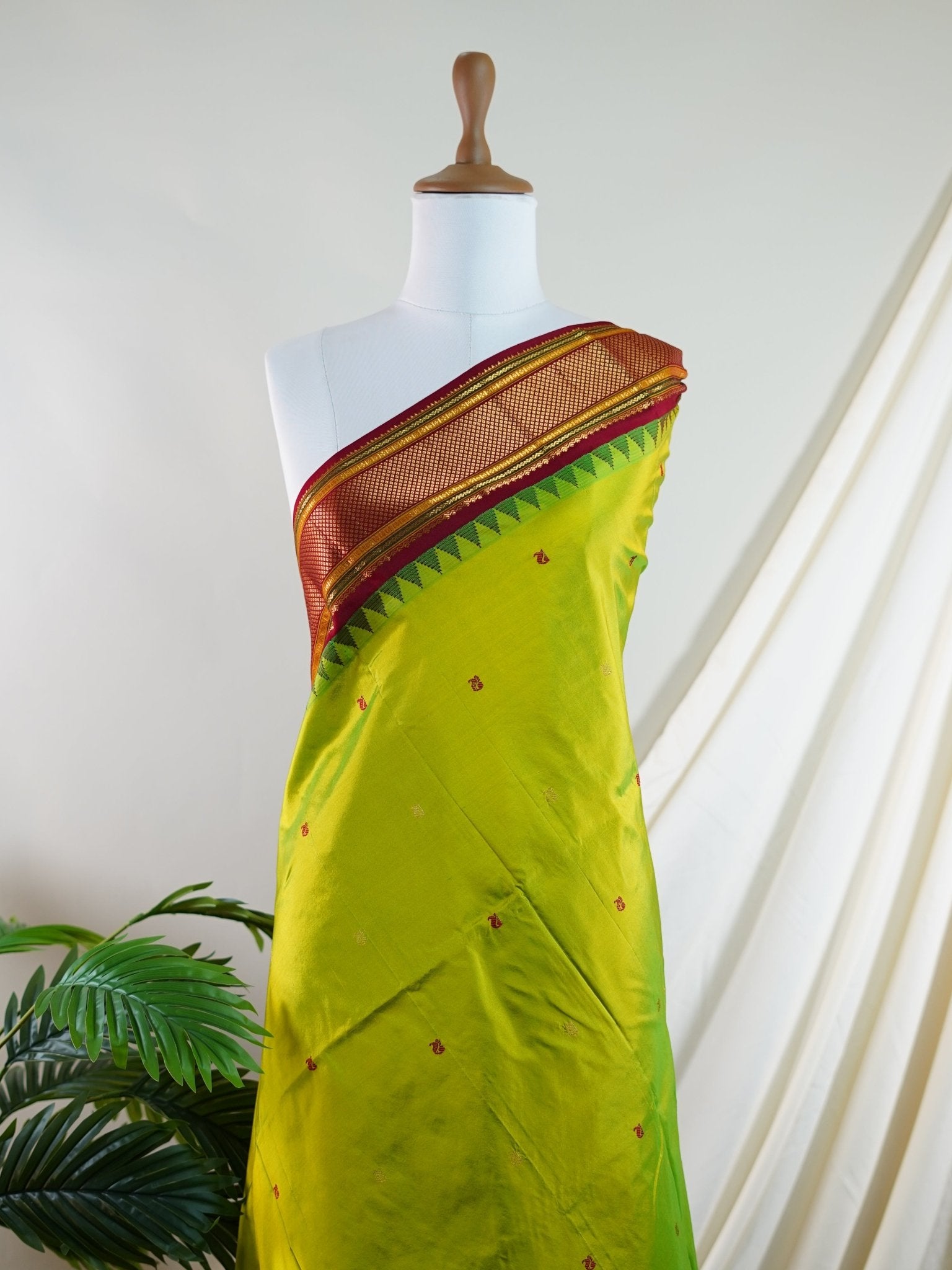 Narayanpet Parrot Green 100% Pure Silk  - Manoranjitham Weaves - Handloom Store