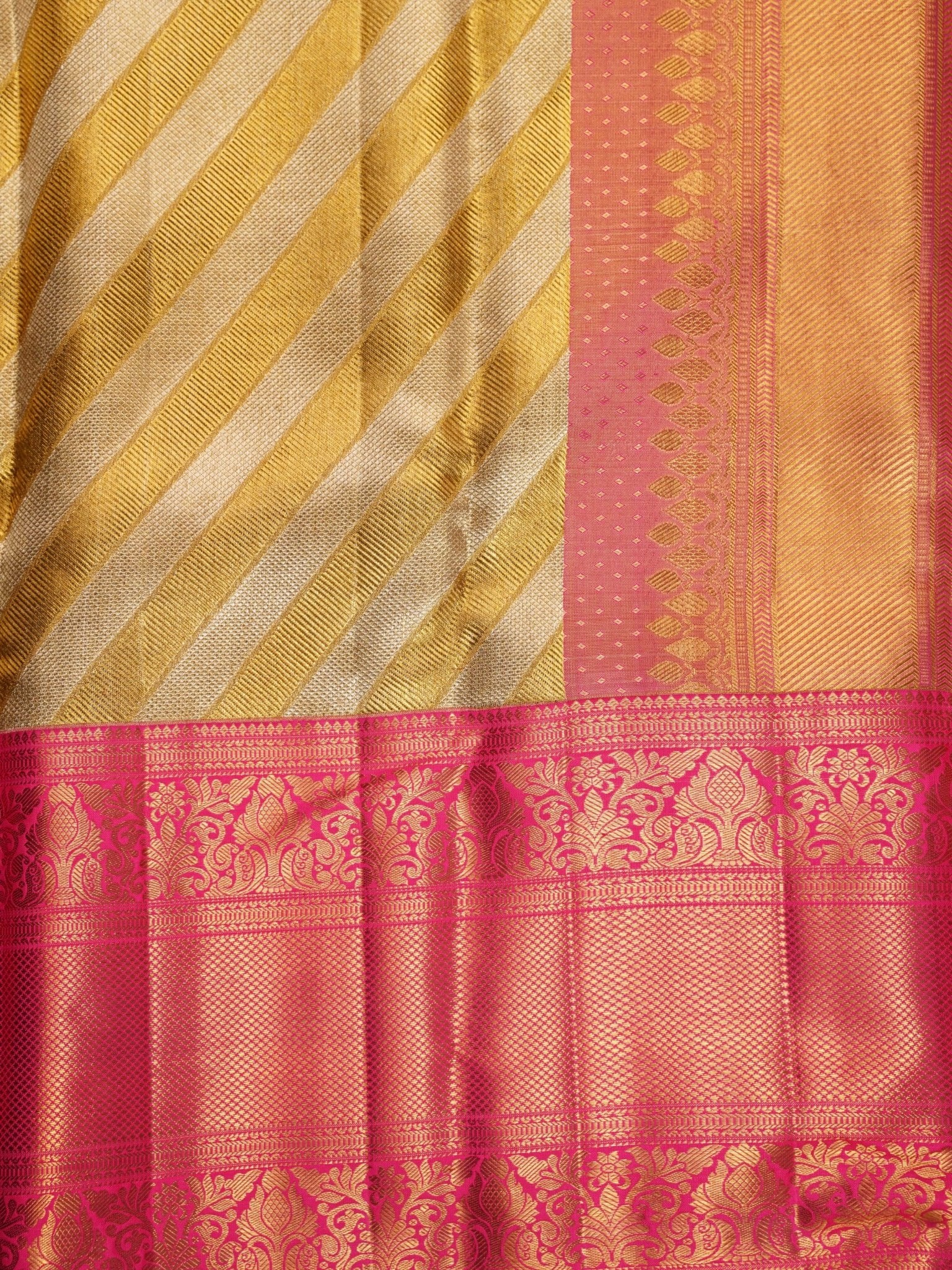 Kanchipuram Silk Gold And Silver tissu 100% Pure Silk  Manoranjitham Weaves - Handloom Store