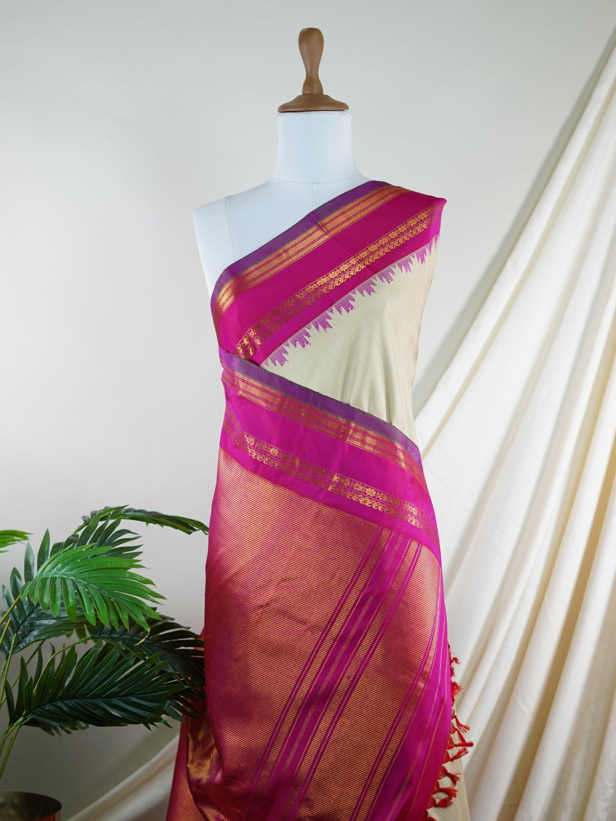 Gadwal Silk  100% Pure Silk  - Manoranjitham Weaves - Handloom Store