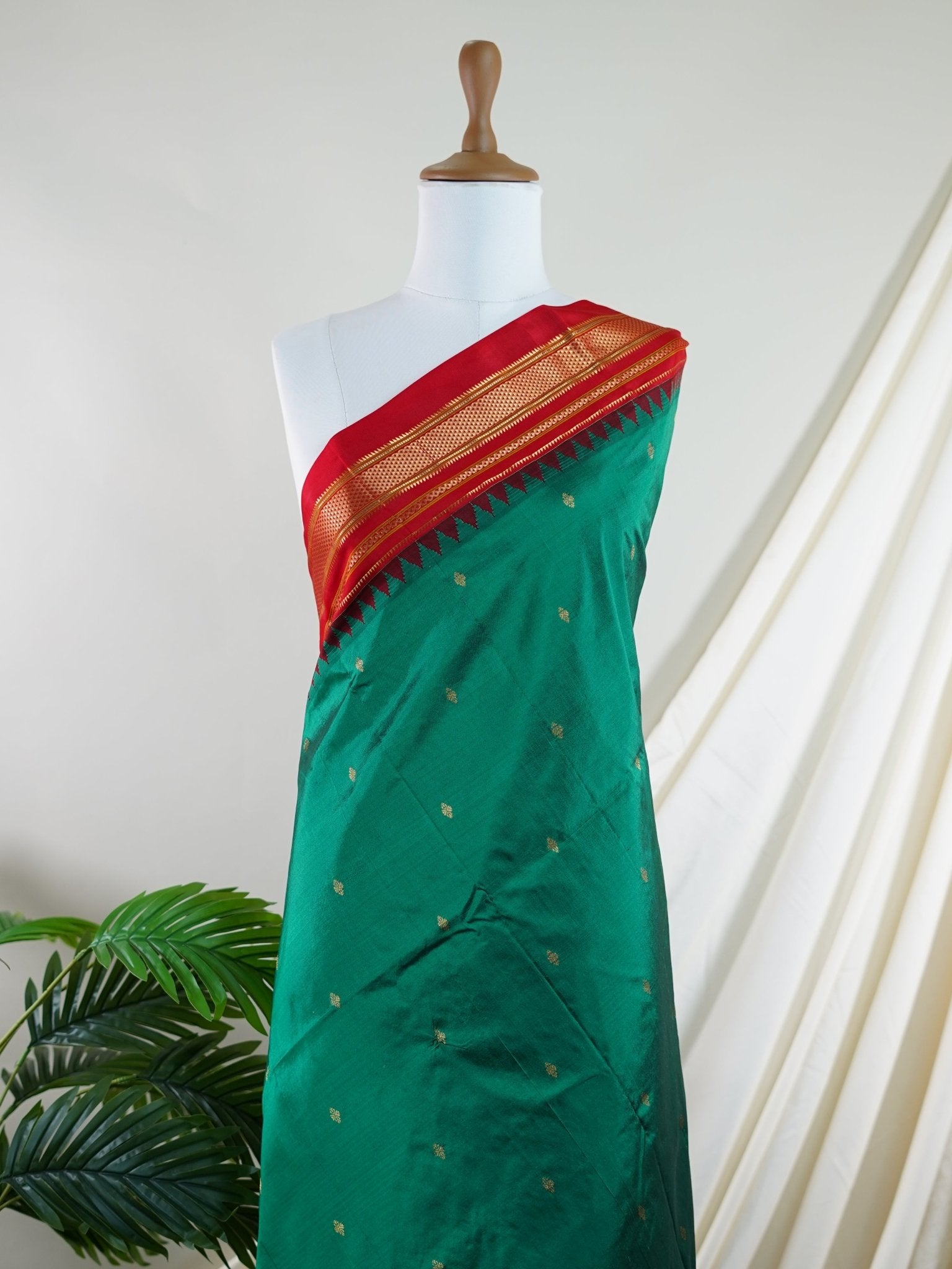Narayanpet Green 100% Pure Silk  - Manoranjitham Weaves - Handloom Store