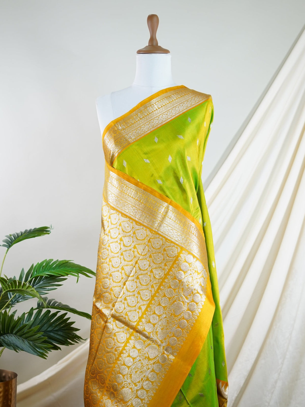 Venkatagiri Silk Leafy green 100% Pure Silk  - Manoranjitham Weaves - Handloom Store