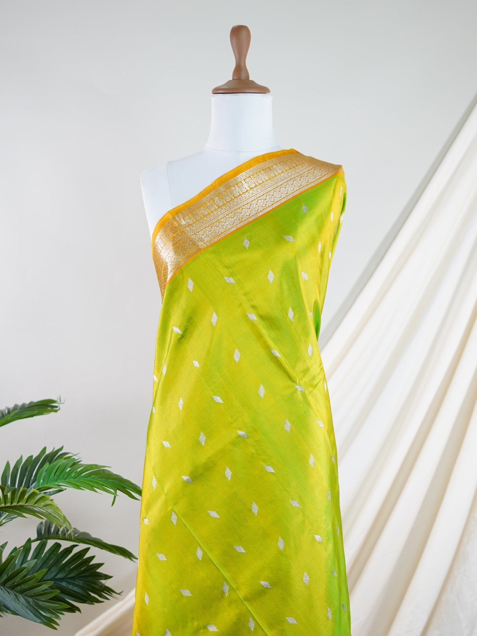 Venkatagiri Silk Leafy green 100% Pure Silk  - Manoranjitham Weaves - Handloom Store