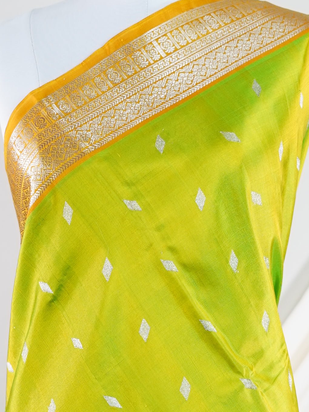 Venkatagiri Silk Leafy green 100% Pure Silk  - Manoranjitham Weaves - Handloom Store