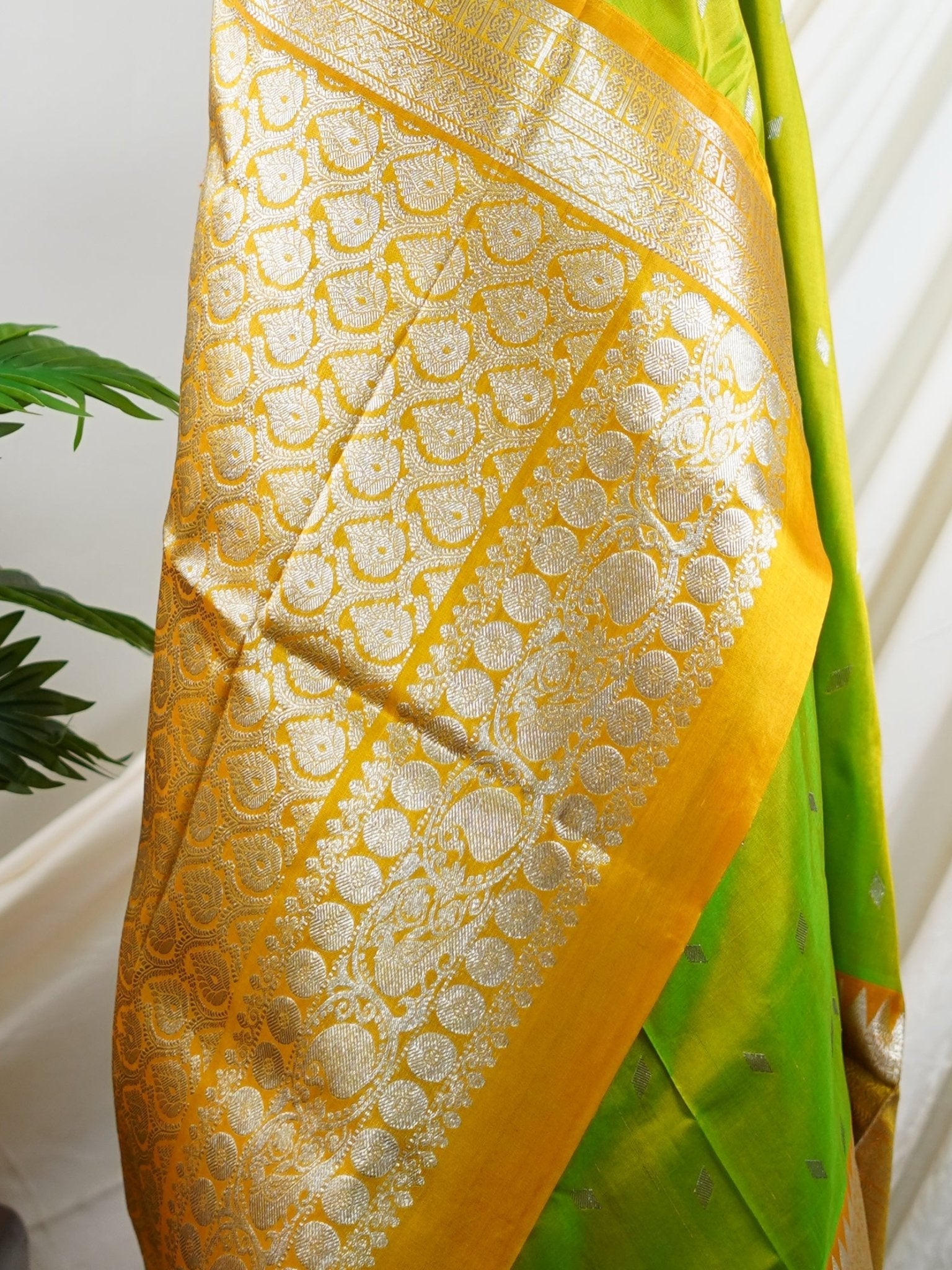 Venkatagiri Silk Leafy green 100% Pure Silk  - Manoranjitham Weaves - Handloom Store