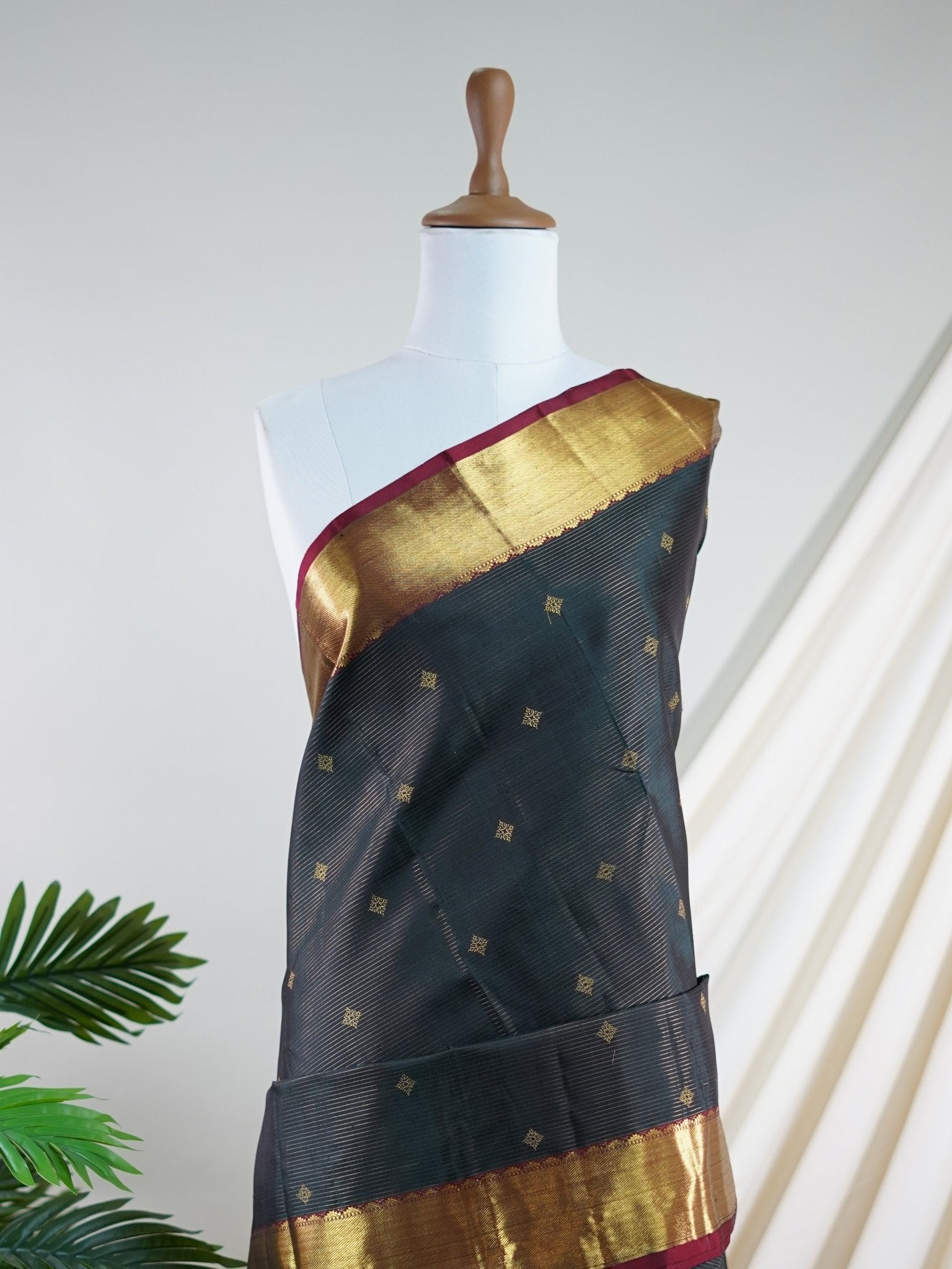 Kanchipuram Silk Green 100% Pure Silk  - Manoranjitham Weaves - Handloom Store