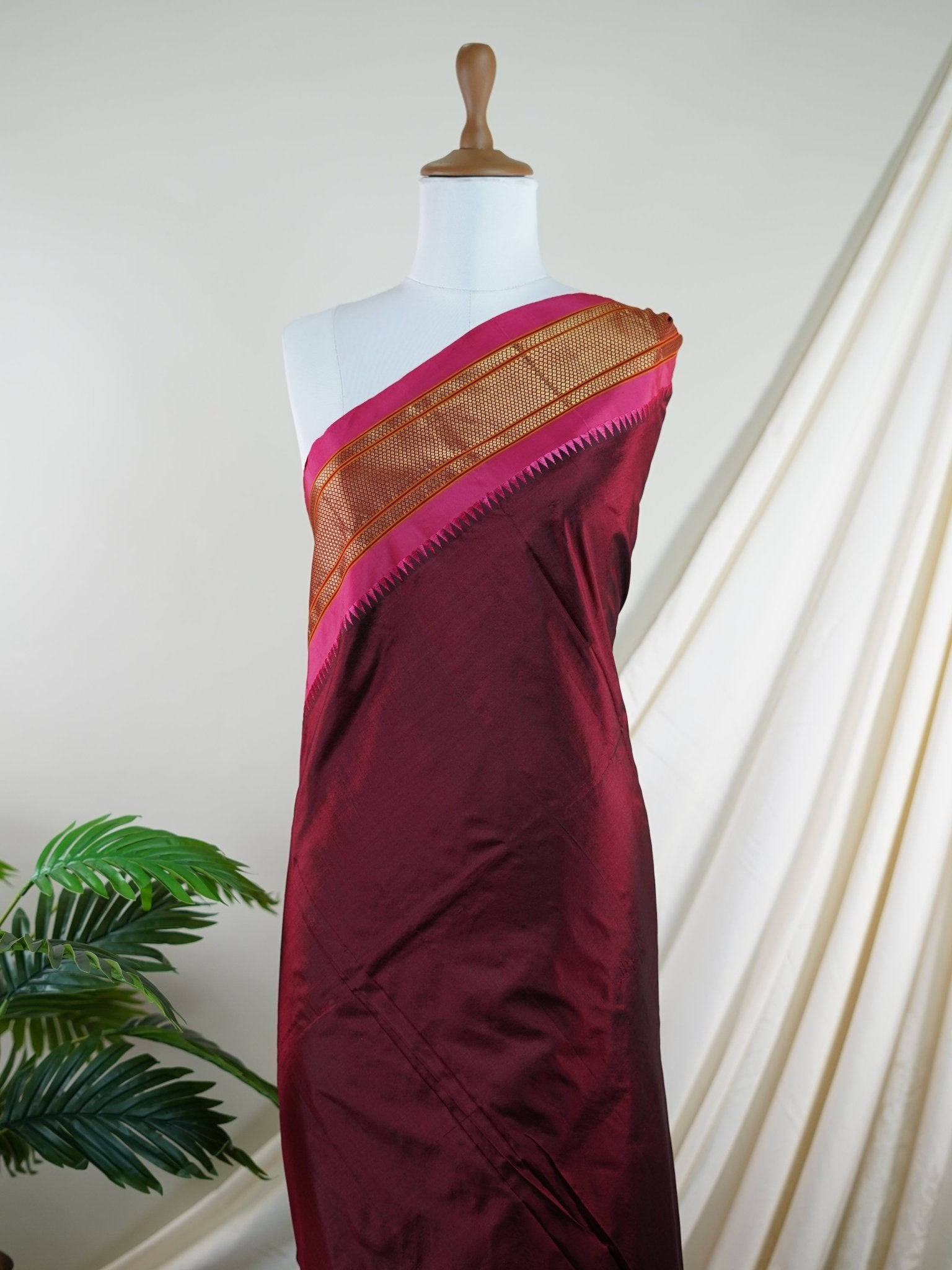 Narayanpet Maroon 100% Pure Silk  - Manoranjitham Weaves - Handloom Store