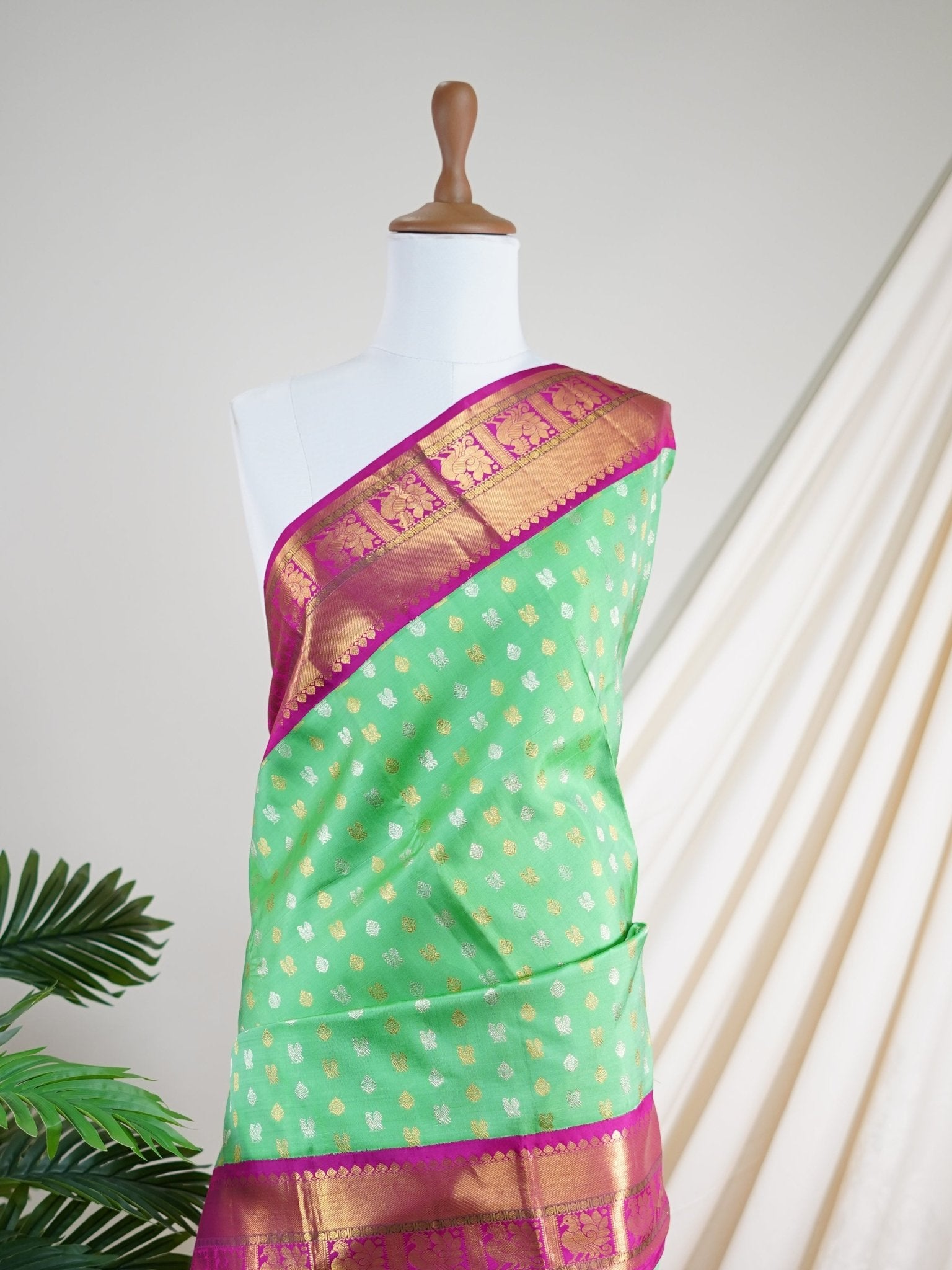 Kanchipuram Silk Green 100% Pure Silk  - Manoranjitham Weaves - Handloom Store
