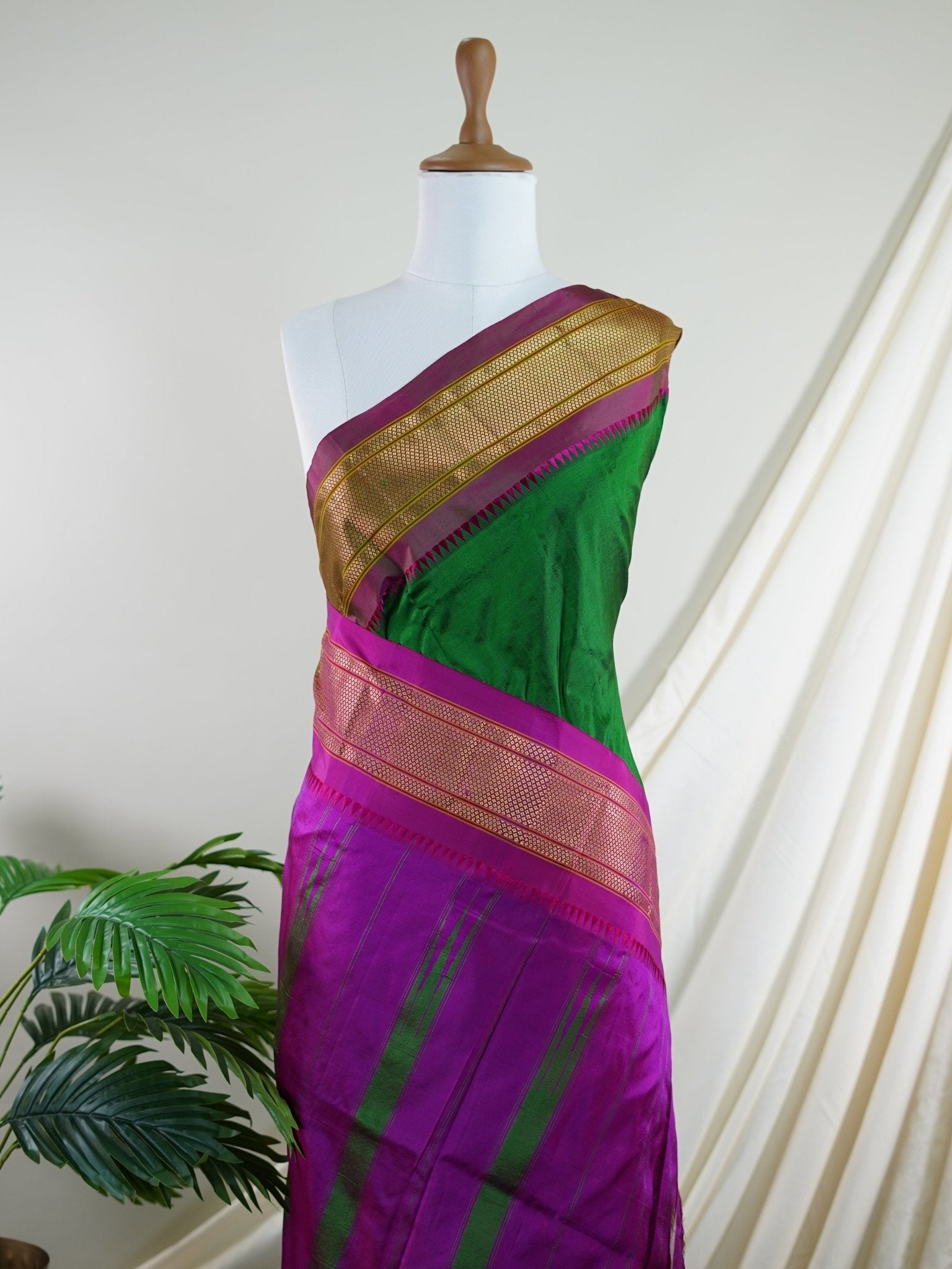 Narayanpet Bottle Green 100% Pure Silk  - Manoranjitham Weaves - Handloom Store