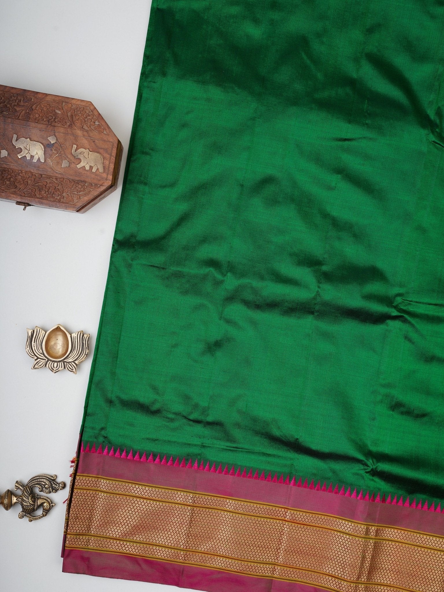 Narayanpet Bottle Green 100% Pure Silk  Manoranjitham Weaves - Handloom Store