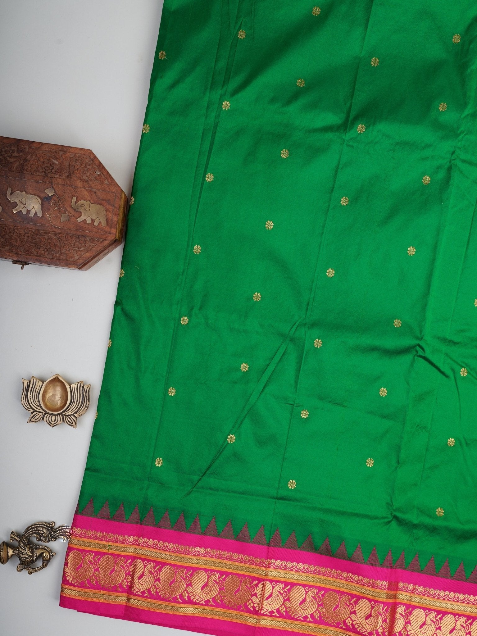 Narayanpet  100% Pure Silk  Manoranjitham Weaves - Handloom Store