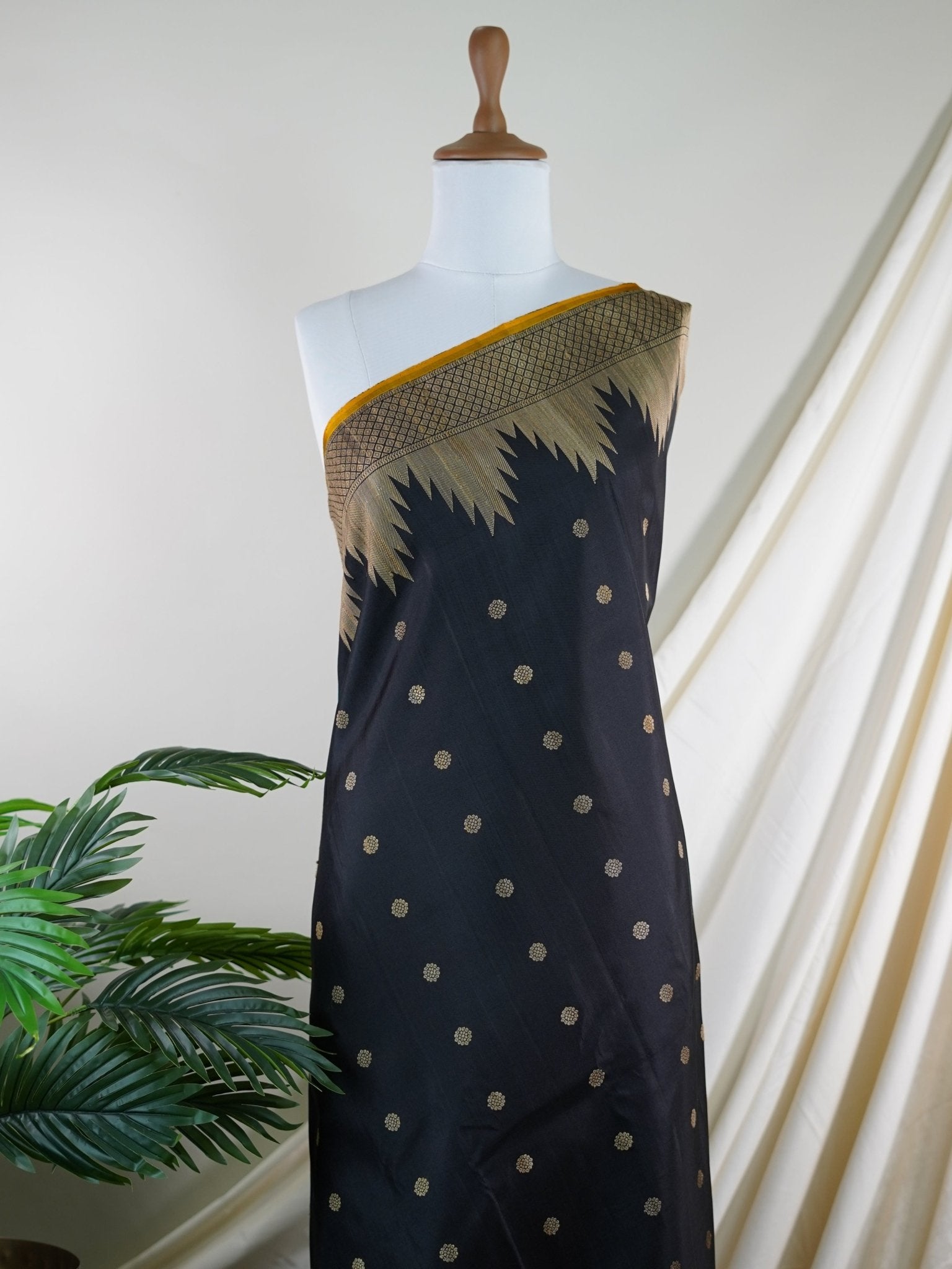 Gadwal Silk Black 100% Pure Silk  - Manoranjitham Weaves - Handloom Store