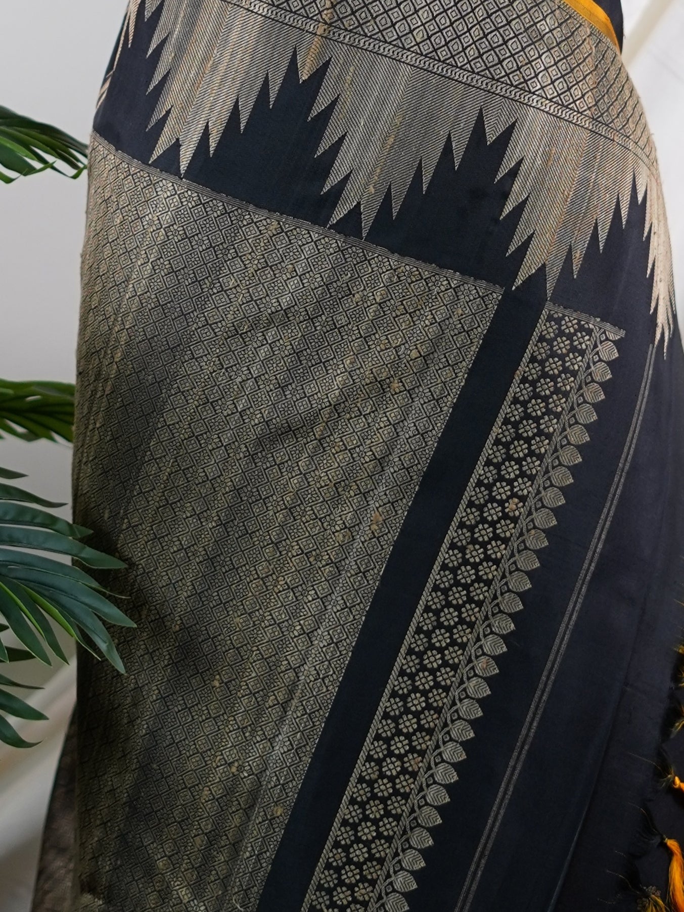 Gadwal Silk Black 100% Pure Silk  - Manoranjitham Weaves - Handloom Store