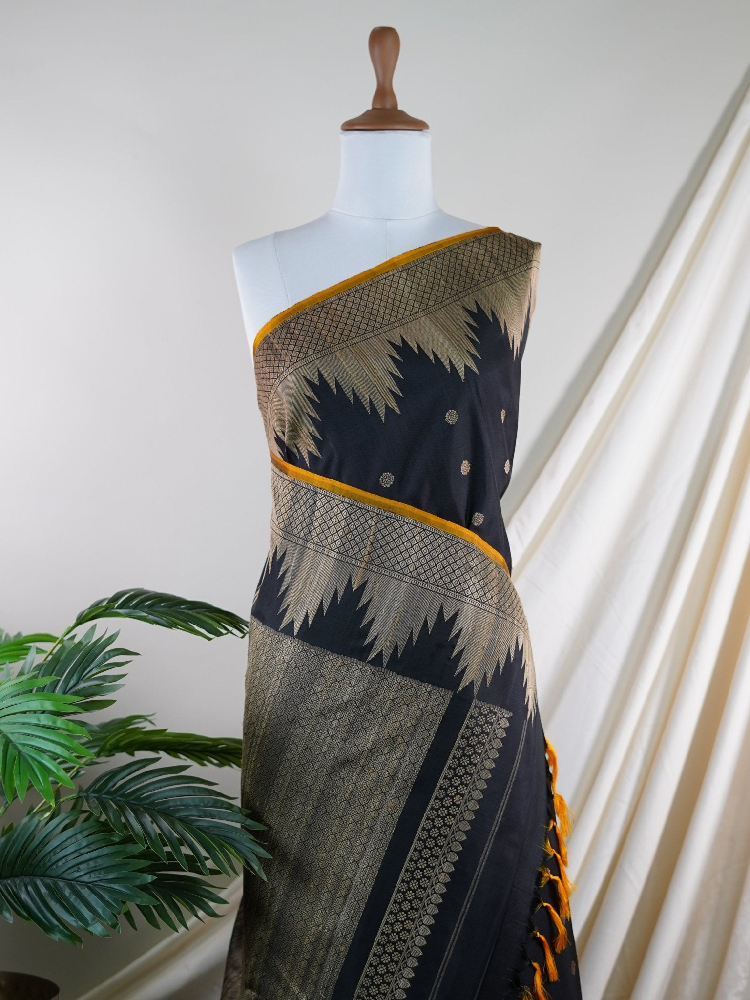 Gadwal Silk Black 100% Pure Silk  - Manoranjitham Weaves - Handloom Store