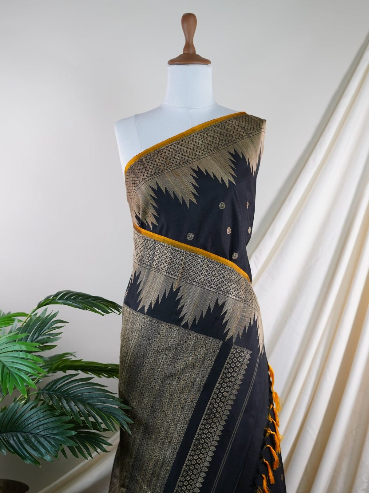 Gadwal Silk Black 100% Pure Silk  - Manoranjitham Weaves - Handloom Store